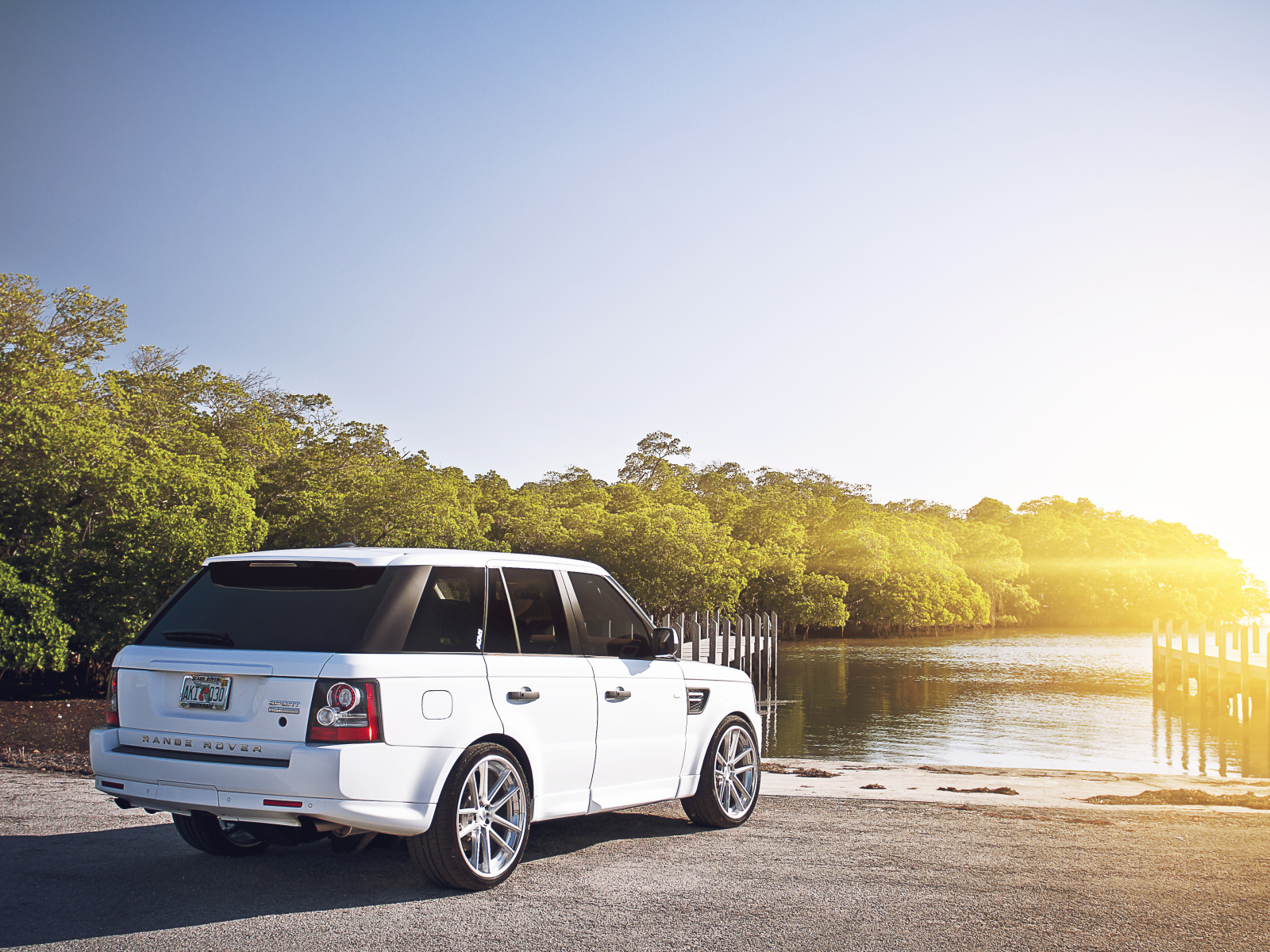 Лэнд Ровер около водоема