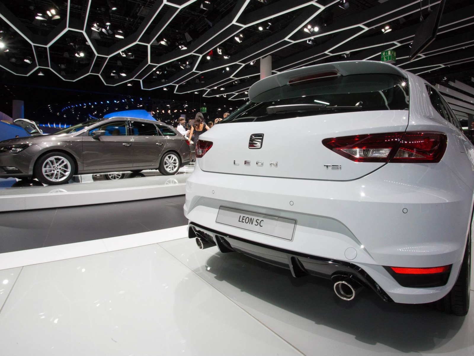 Автомобиль Seat Leon Cupra 2014 на дороге 