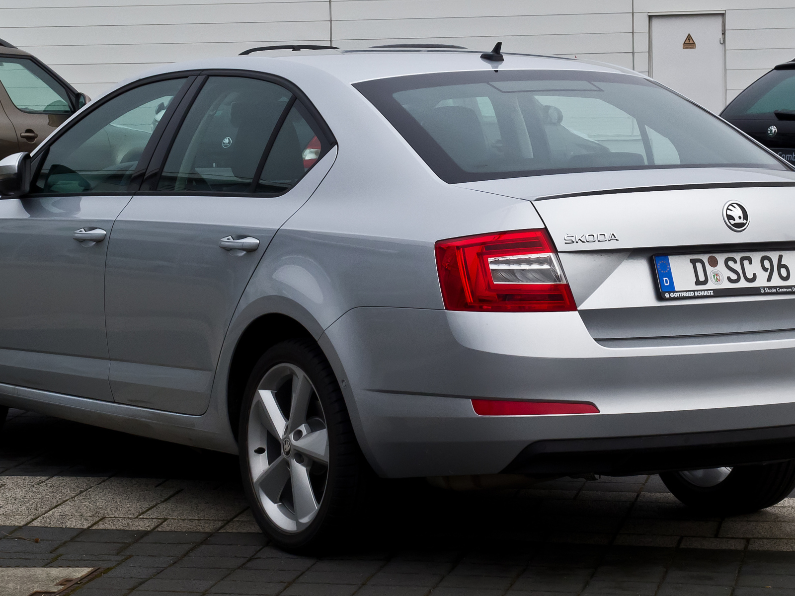 Автомобиль Skoda Octavia 2013 на дороге