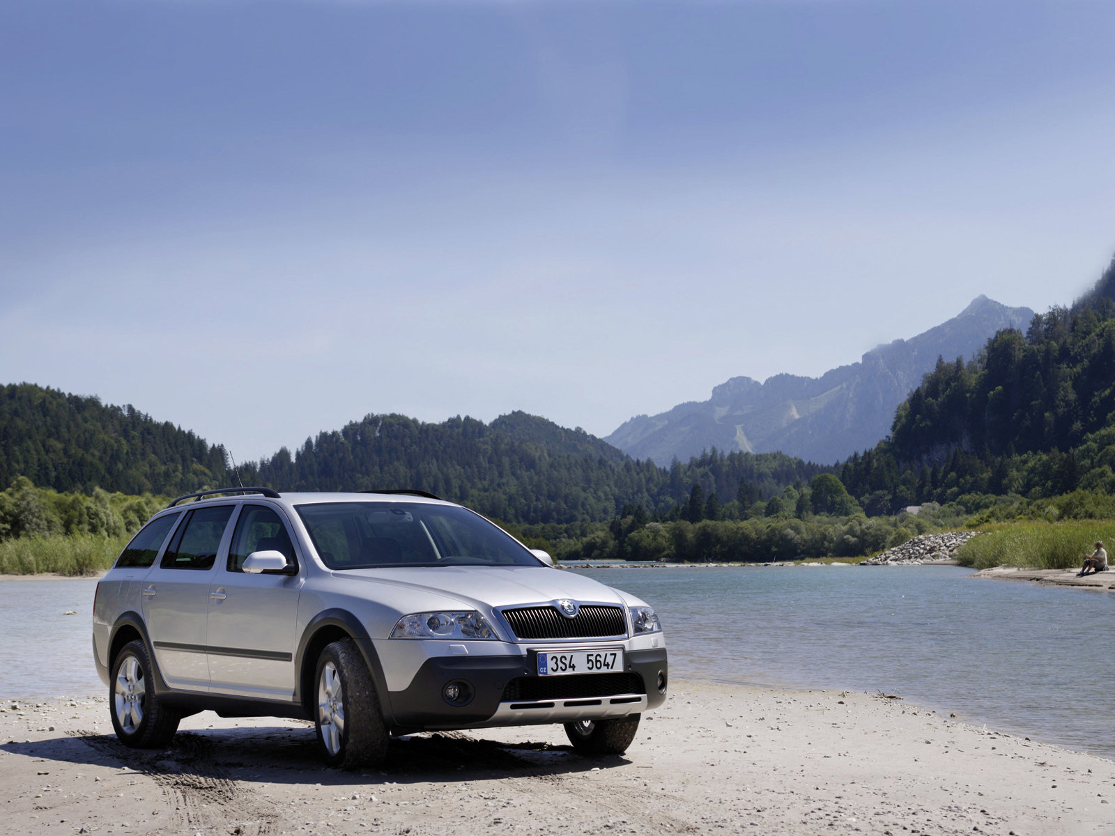 Автомобиль Skoda Octavia Scout 2014 на дороге