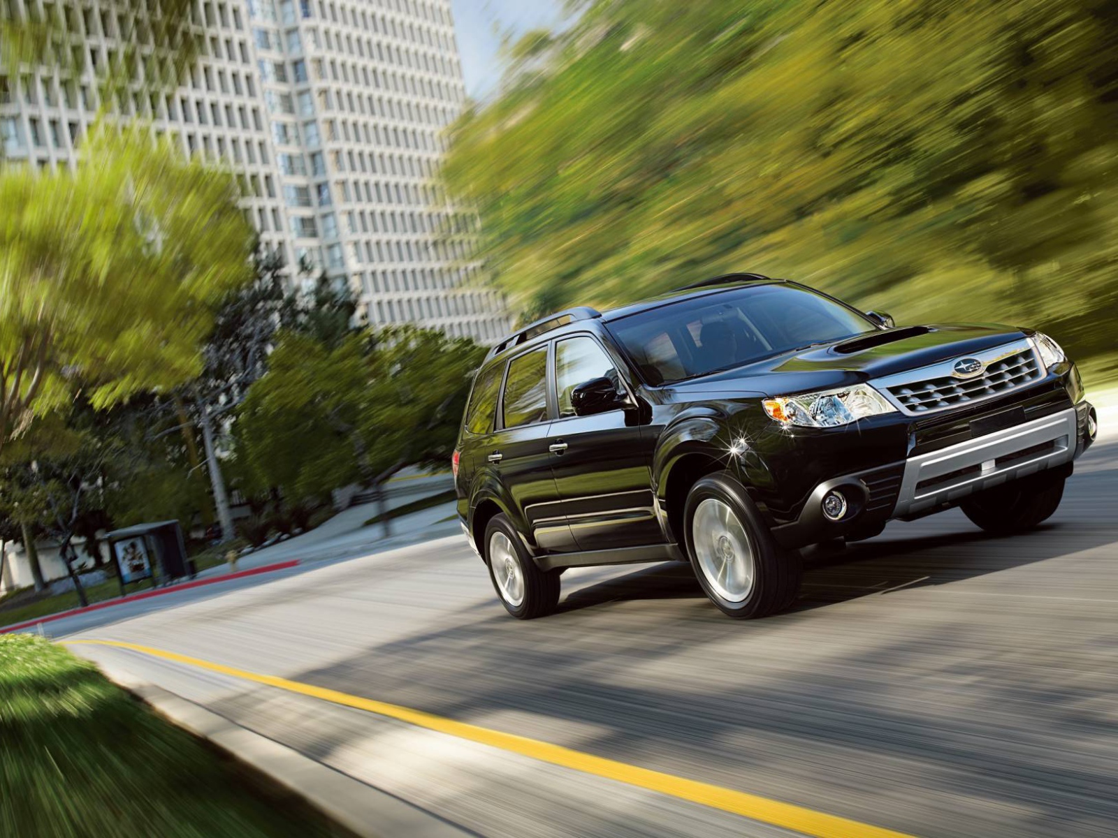 Красивый автомобиль Subaru Forester 2013 в Москве