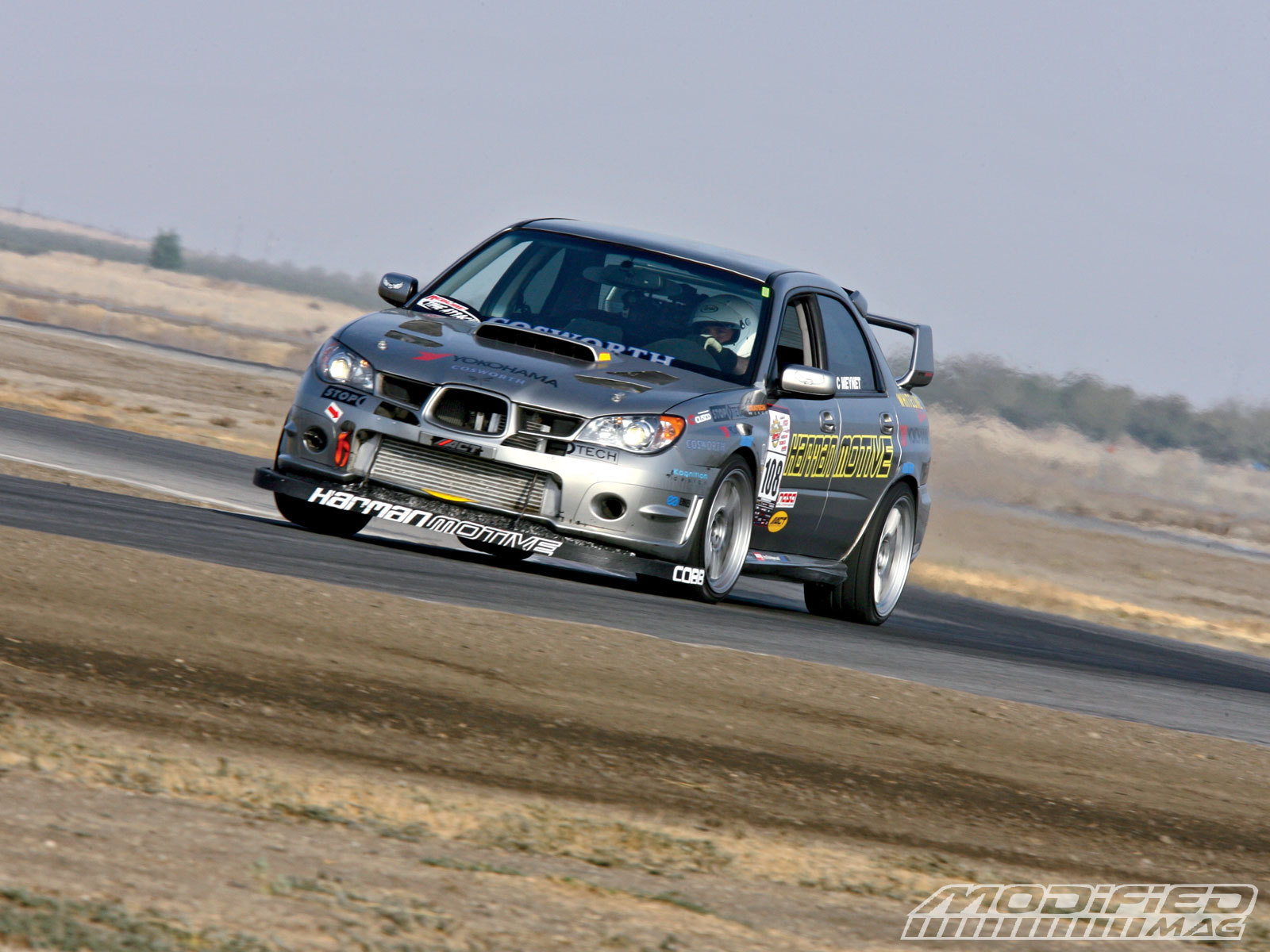 Автомобиль Subaru Boxer на дороге