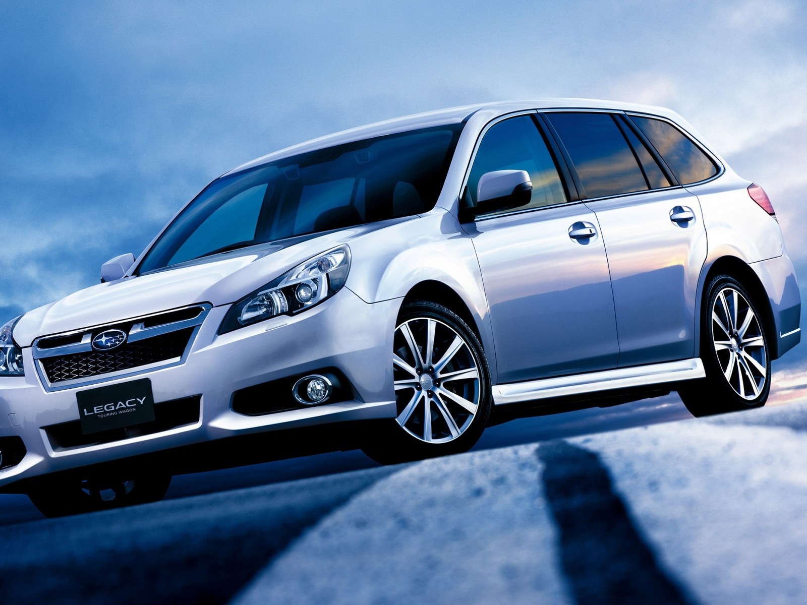 Автомобиль Subaru Legacy на дороге