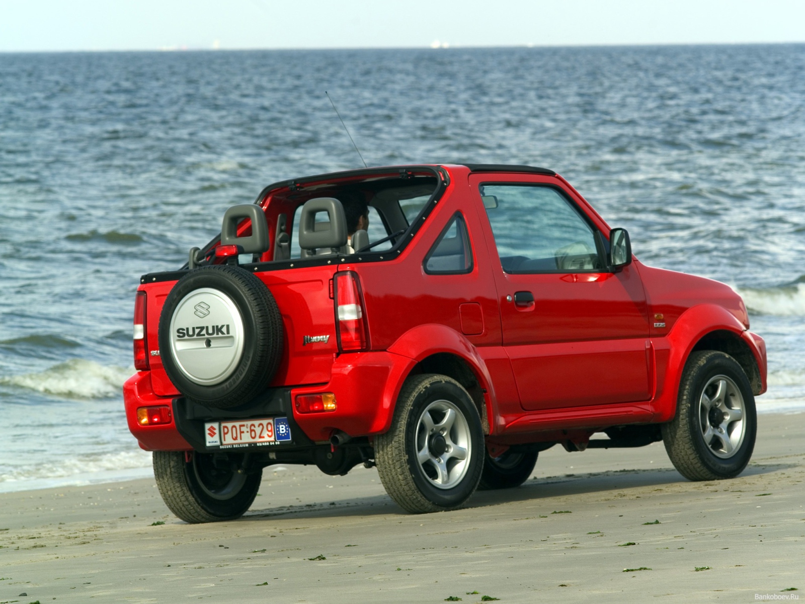 Автомобиль Suzuki Jimny на дороге