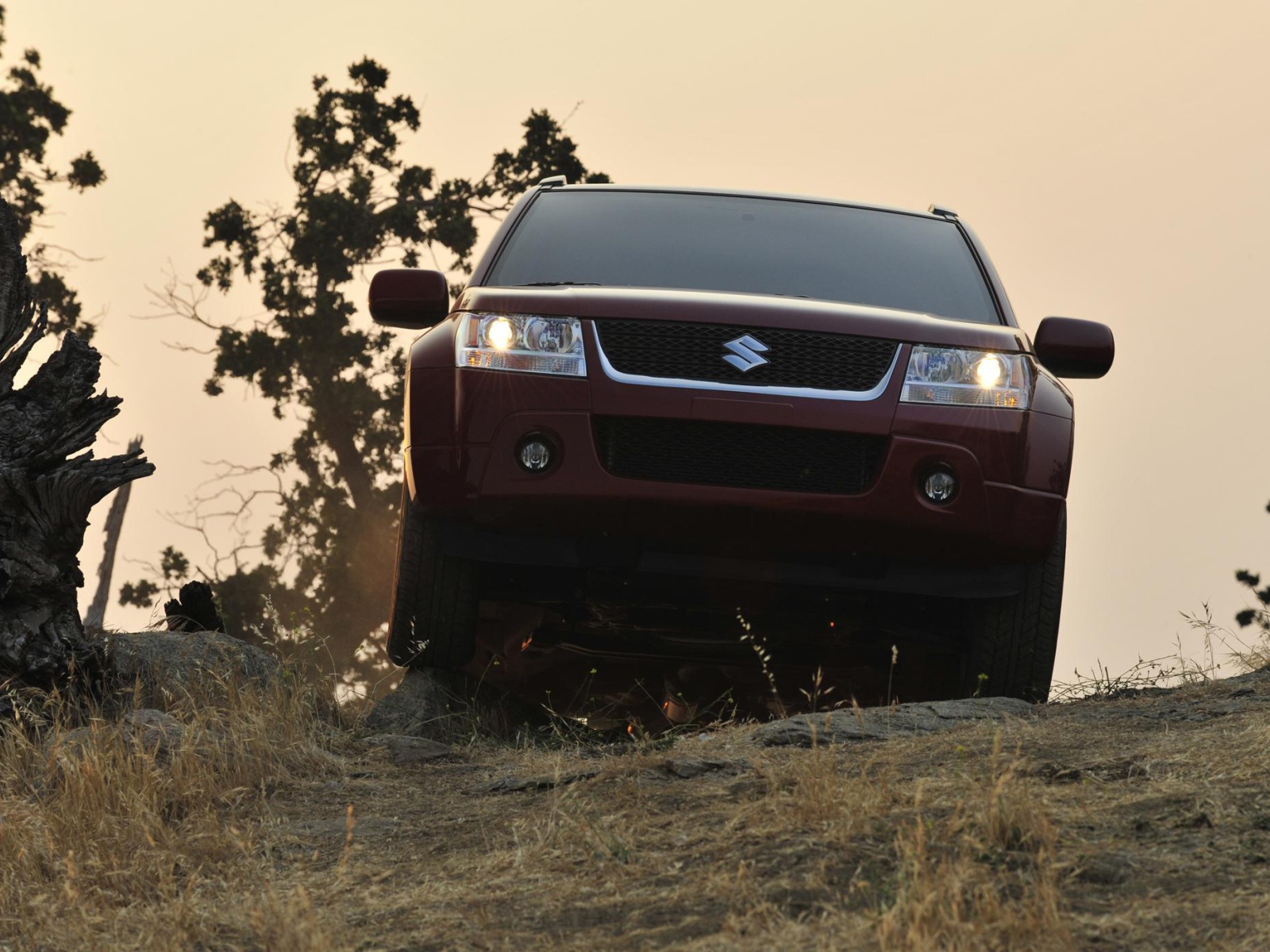 Автомобиль Suzuki Grand Vitara 2014 на дороге