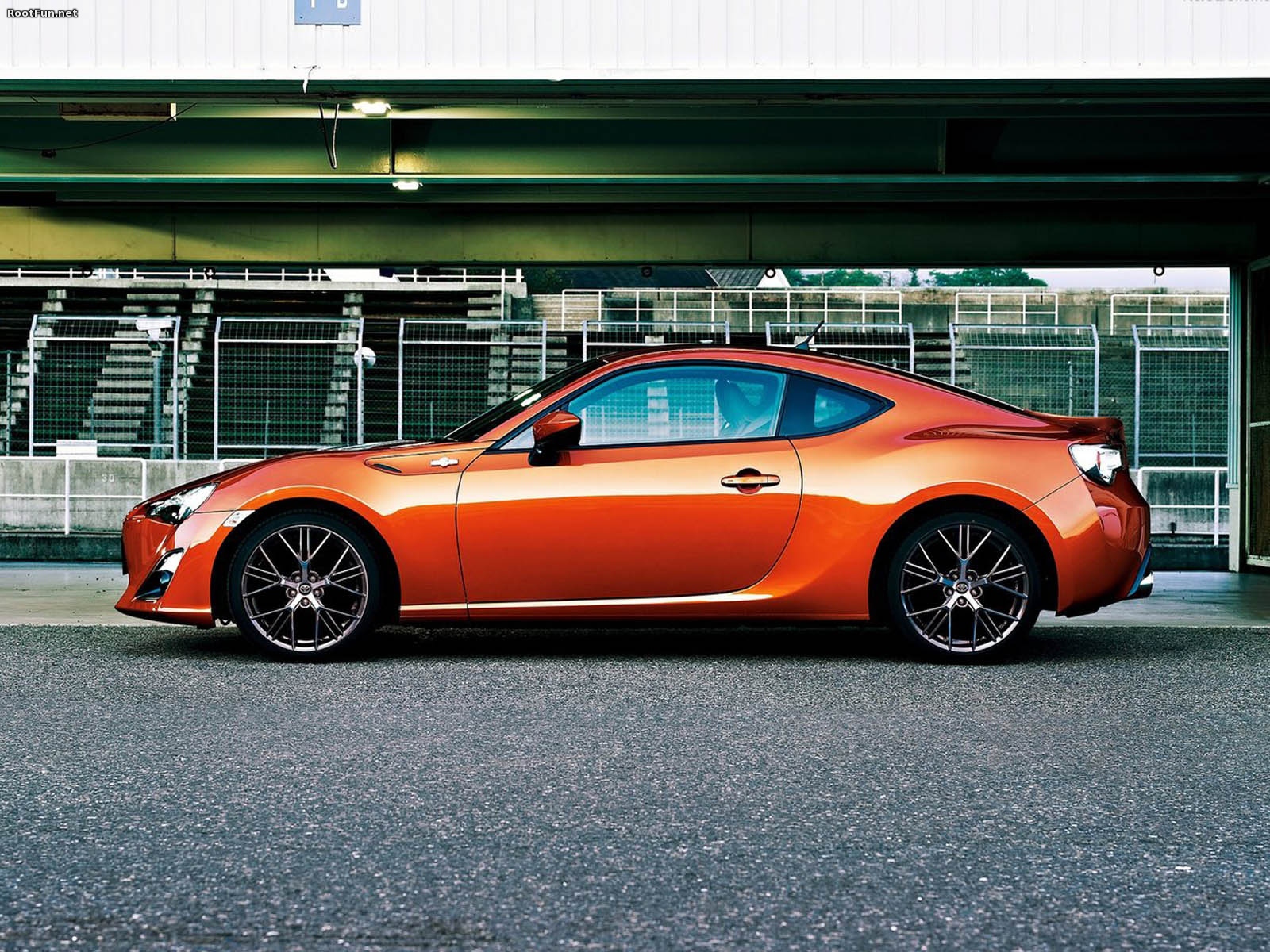 Красивый автомобиль Toyota Avensis 2013