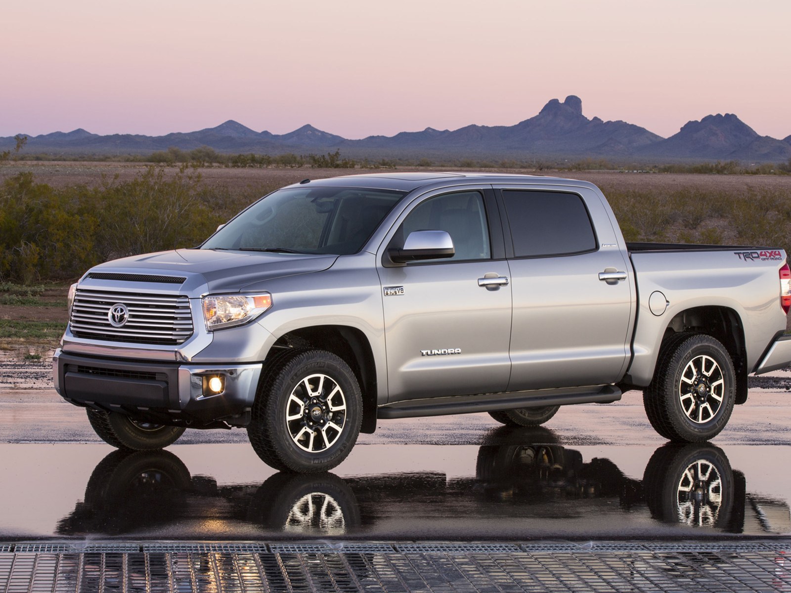 Красивый автомобиль Toyota Tundra 2014