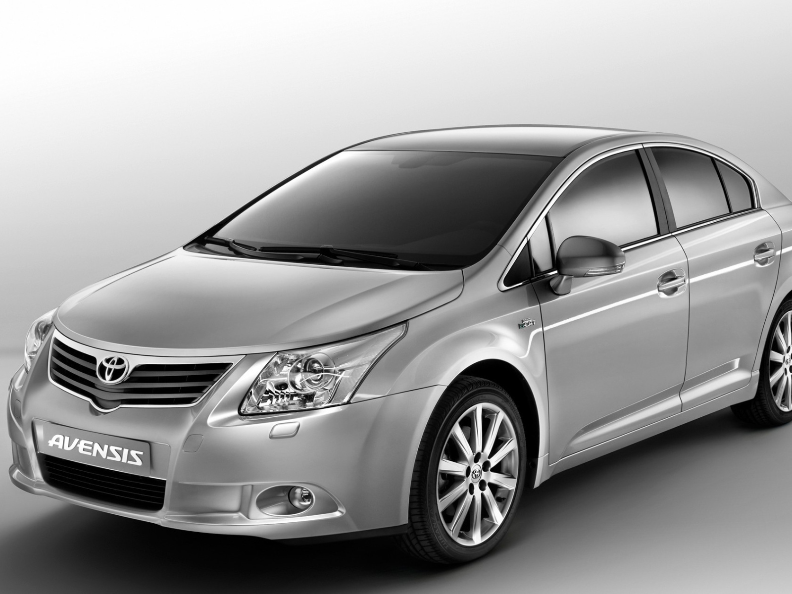Новый автомобиль Toyota Avensis 2013
