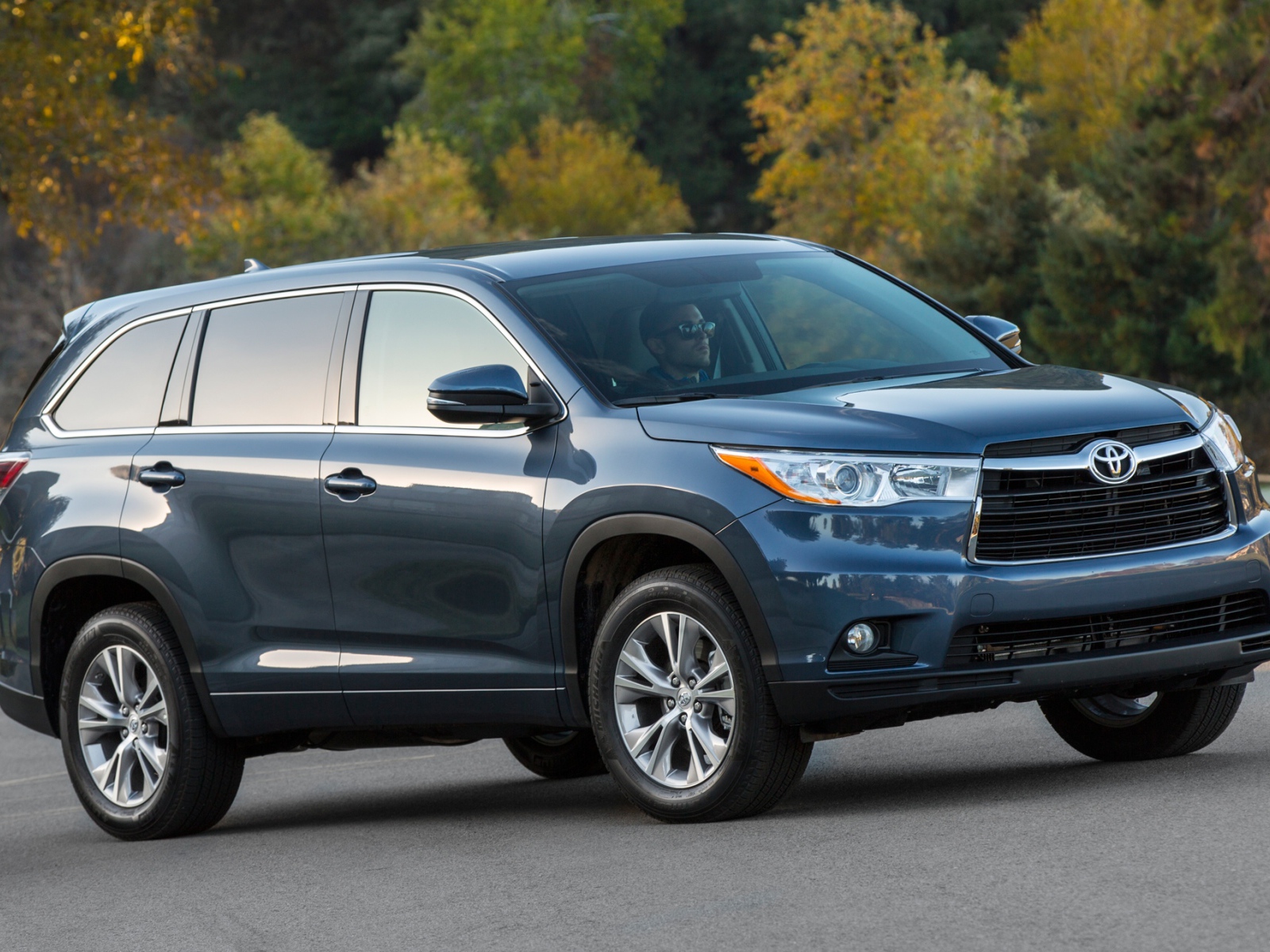 Автомобиль Toyota Highlander 2014 на дороге
