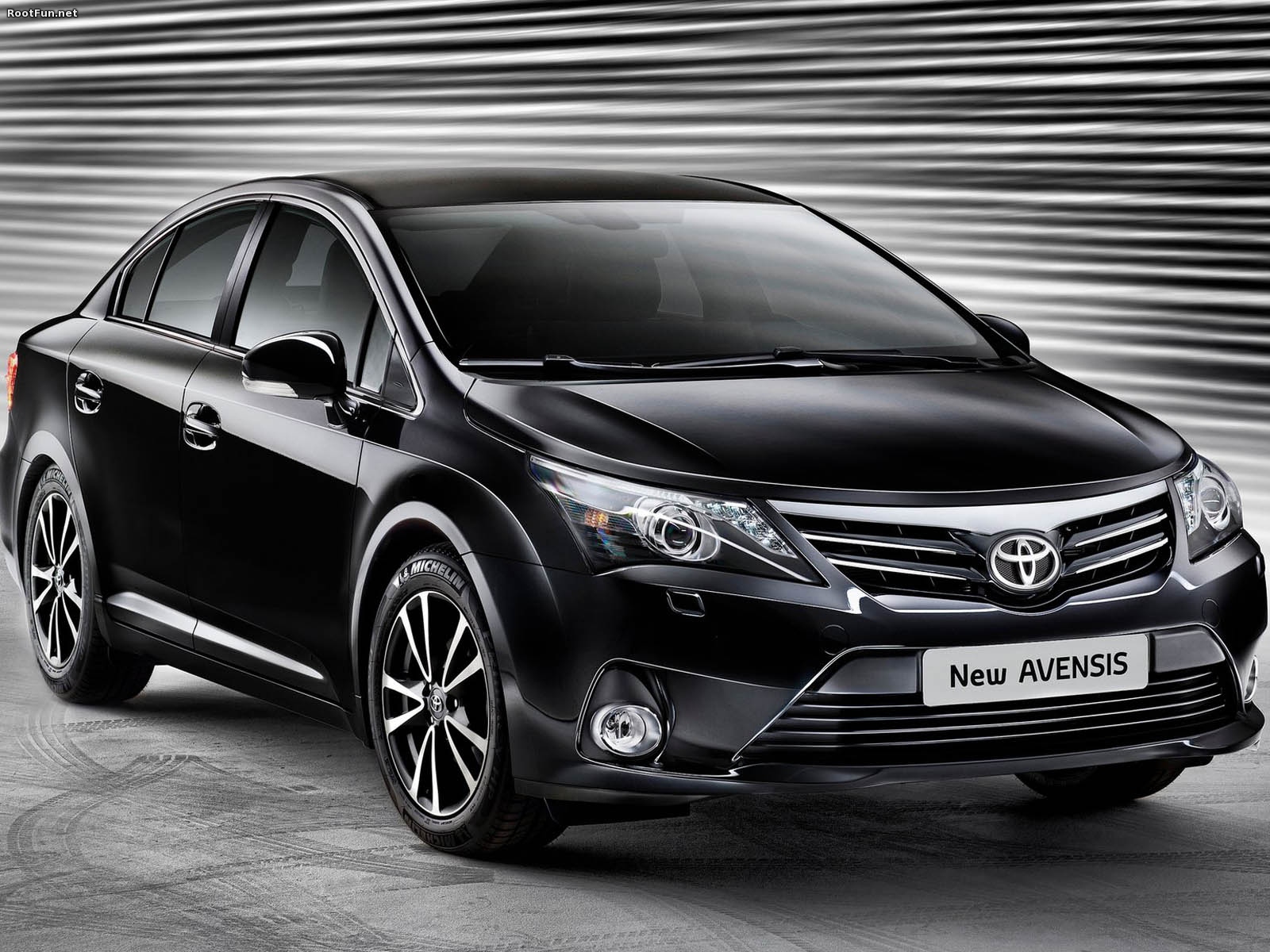 Автомобиль марки Toyota модели Impreza Avensis 2013