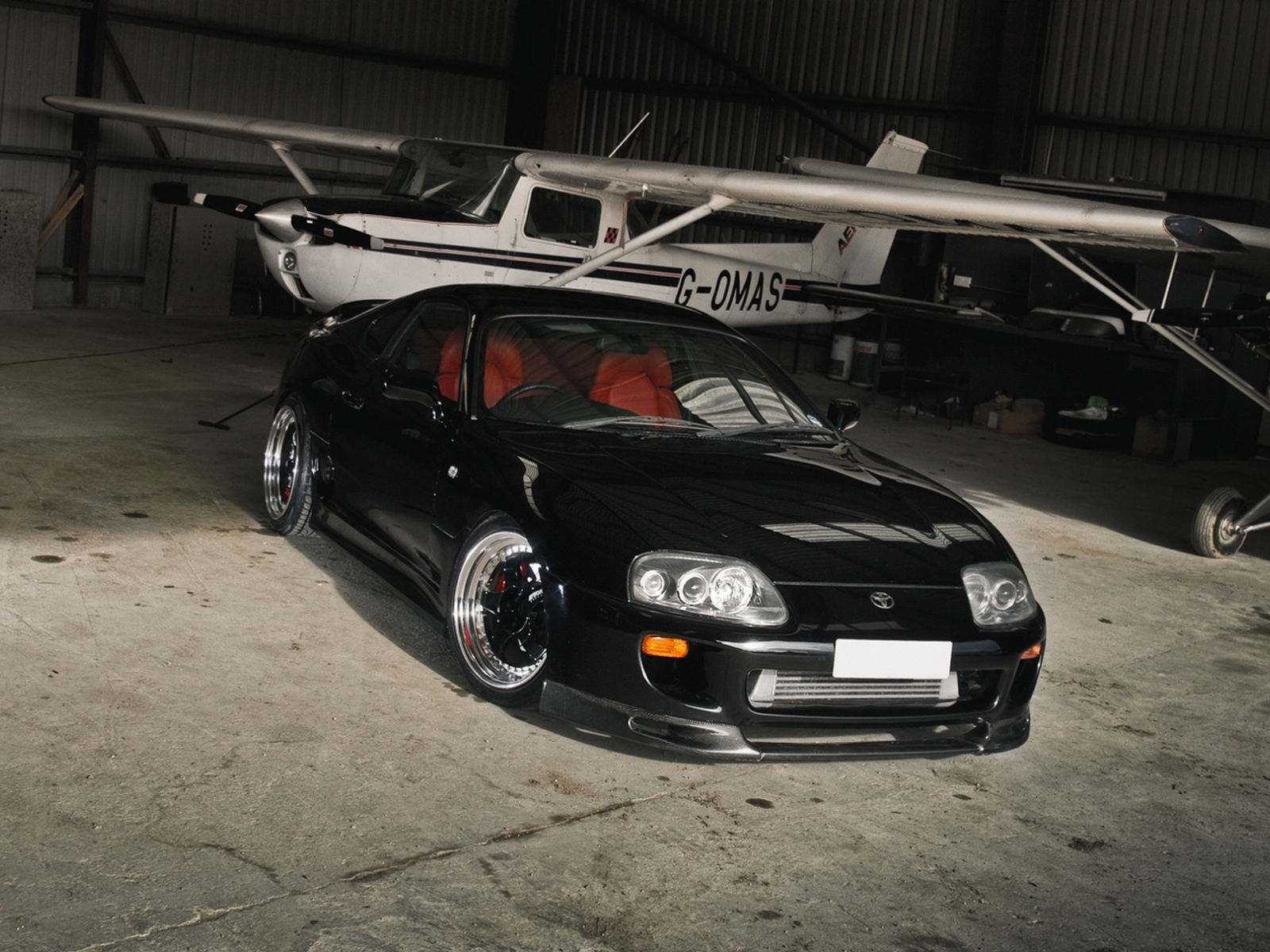 Черная тойота и самолет