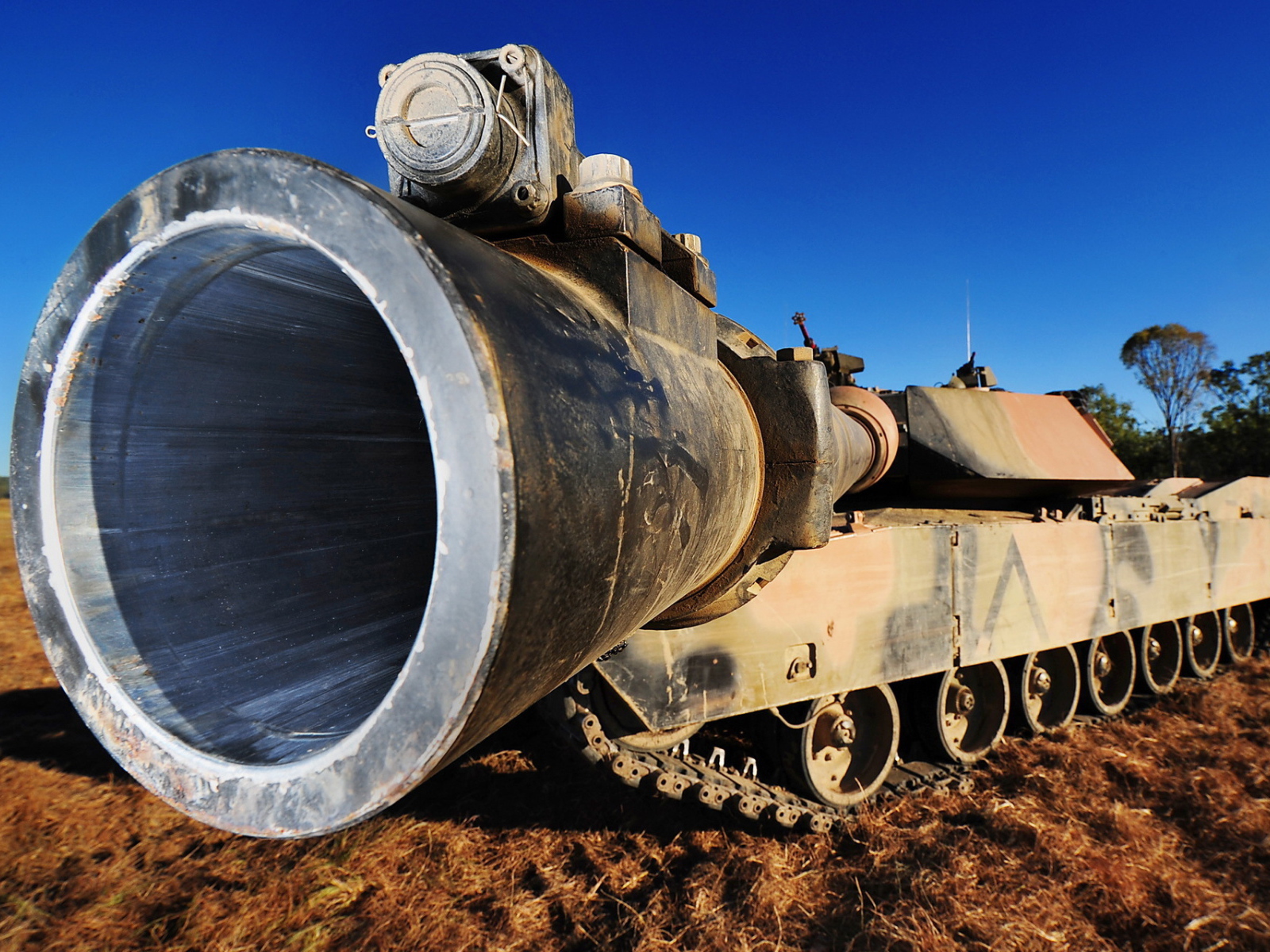 Дуло пушки на танке