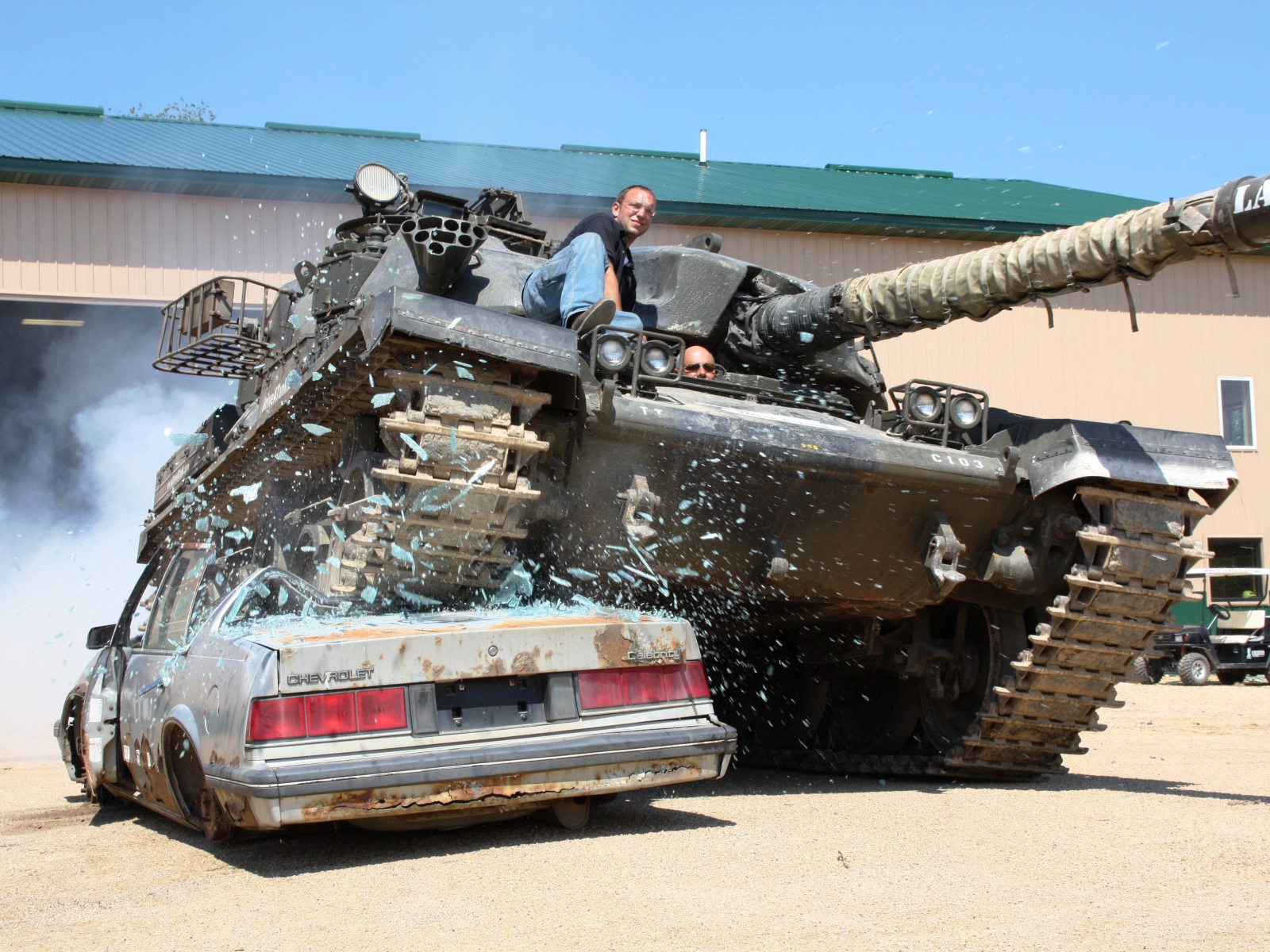 Танк наехал на автомобиль