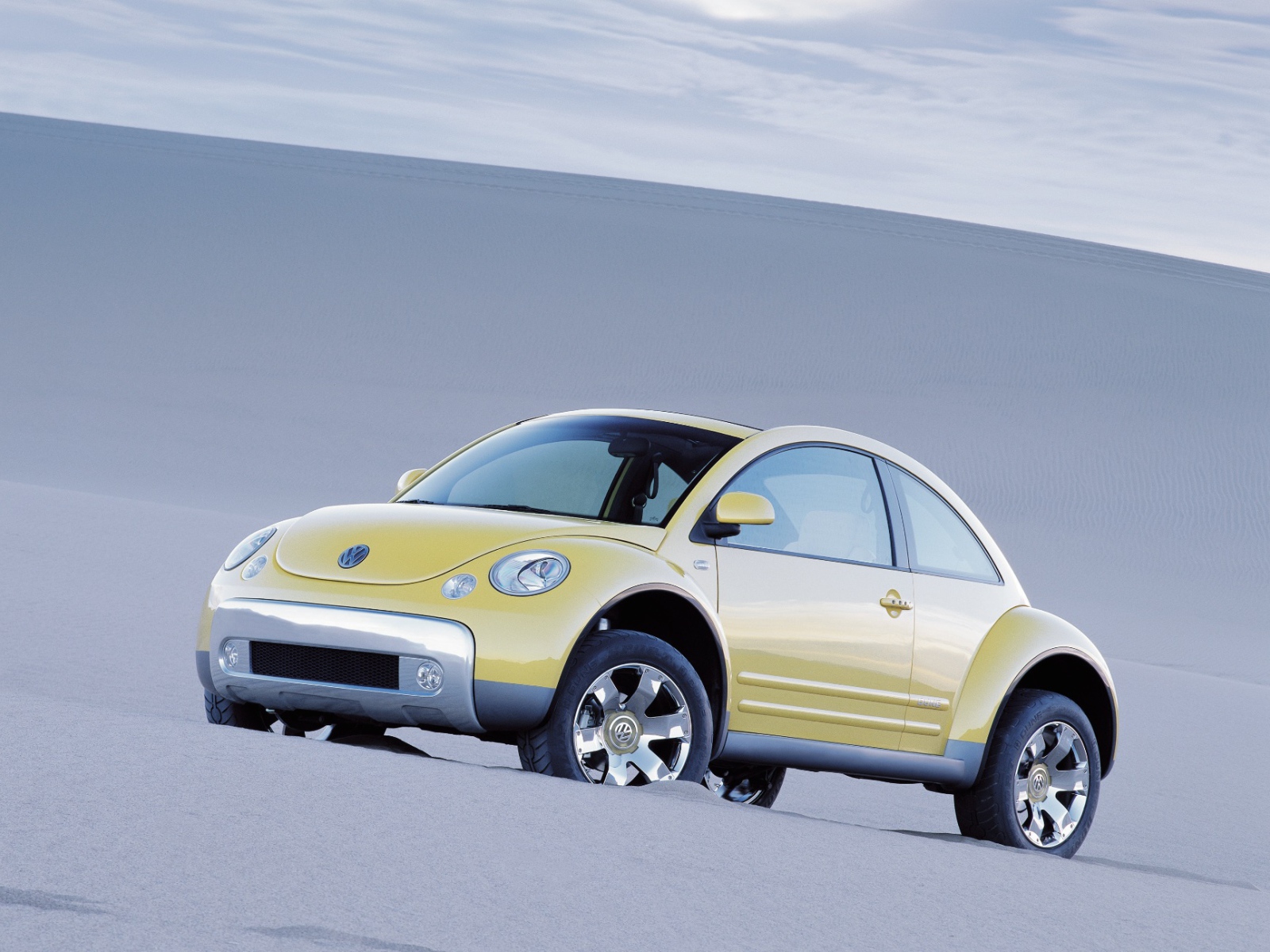 Красивый автомобиль Volkswagen Beetle Dune 2014 в Москве