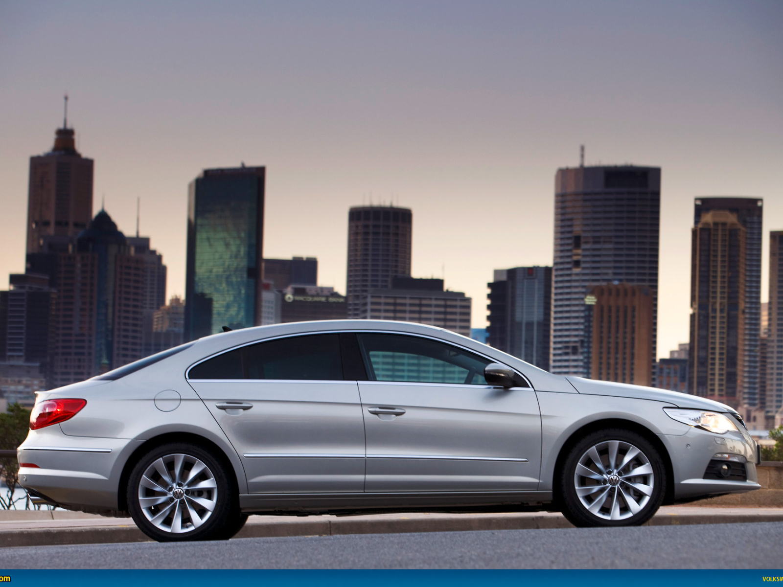 Красивый автомобиль Volkswagen Passat