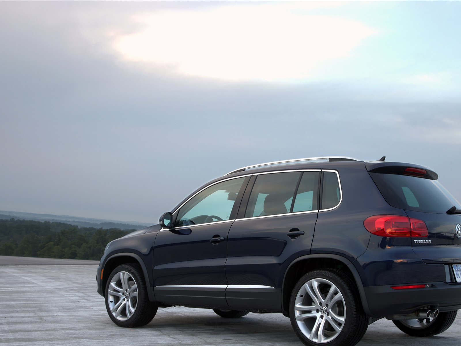 Красивый автомобиль Volkswagen Tiguan