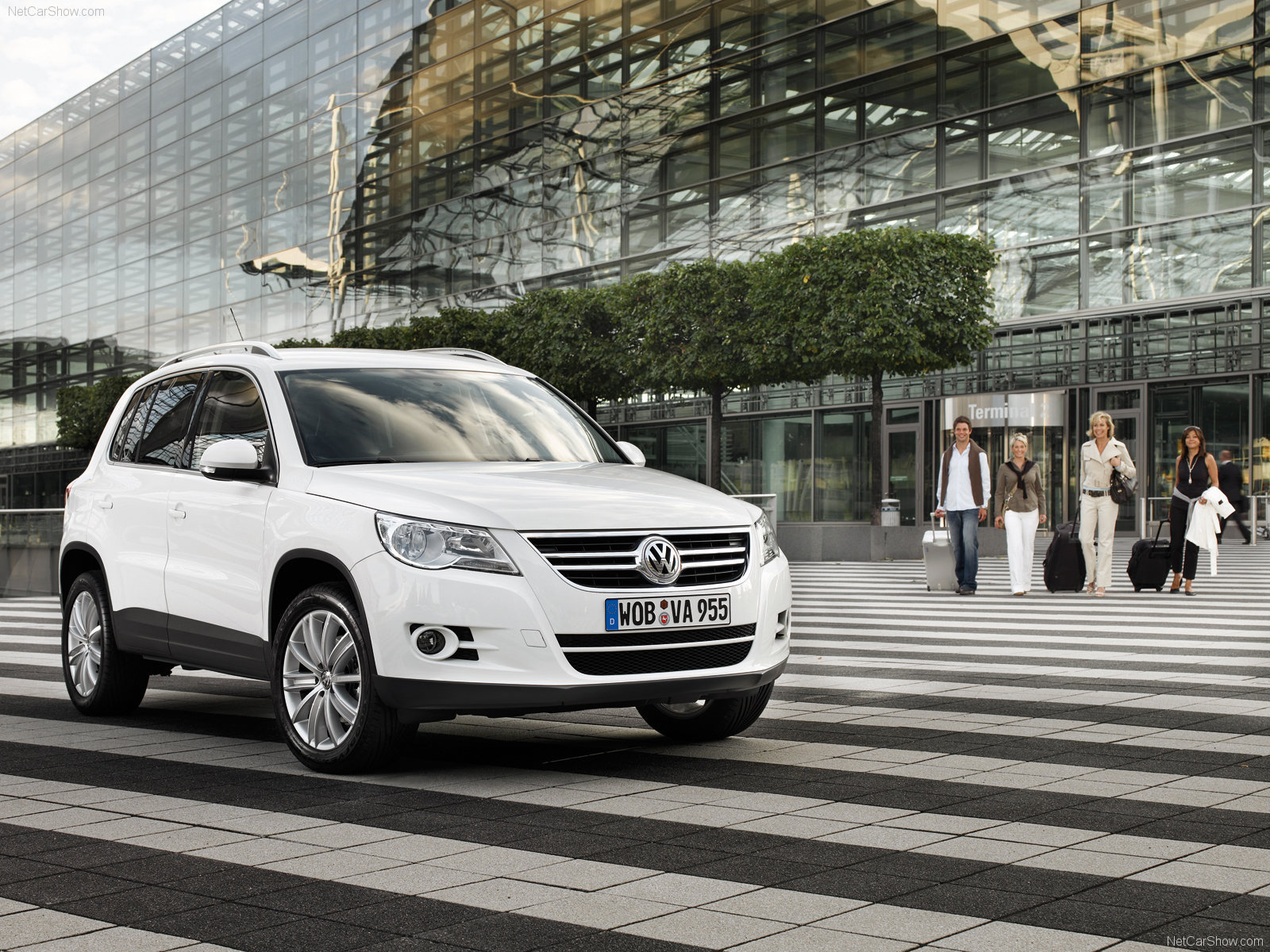 Красивый автомобиль Volkswagen Tiguan в Москве