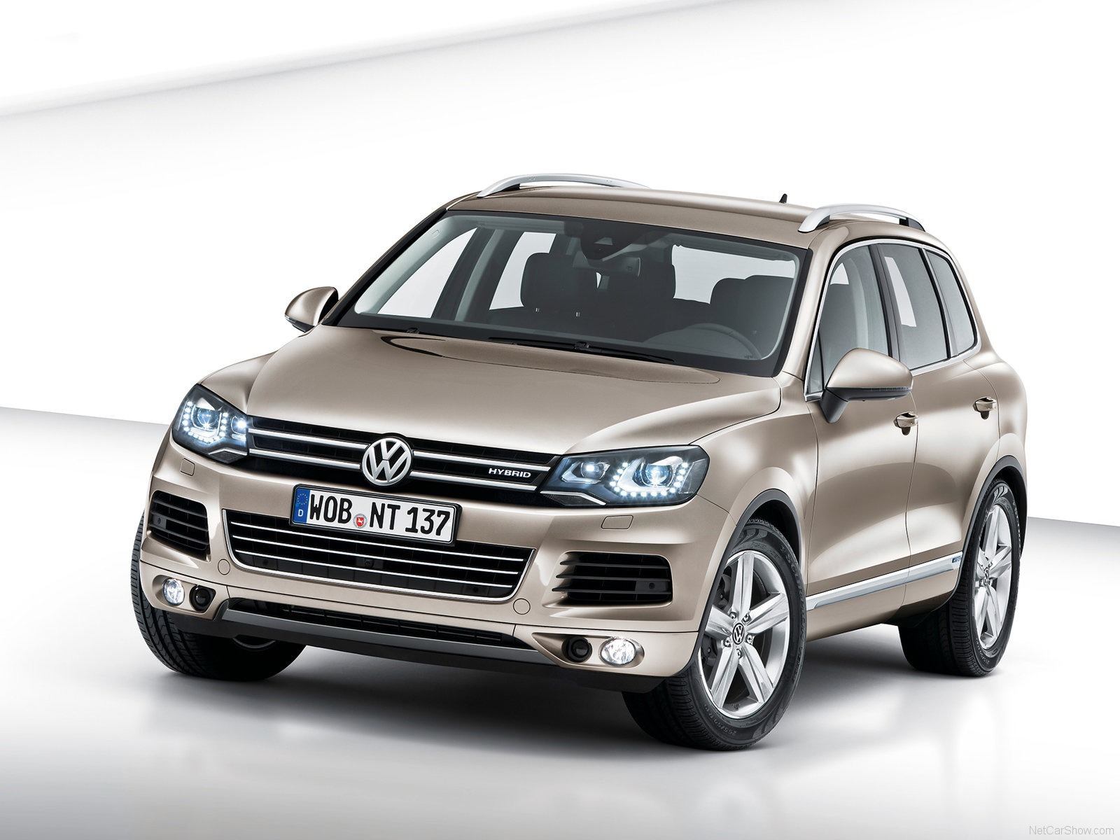 Автомобиль марки Volkswagen модели Touareg
