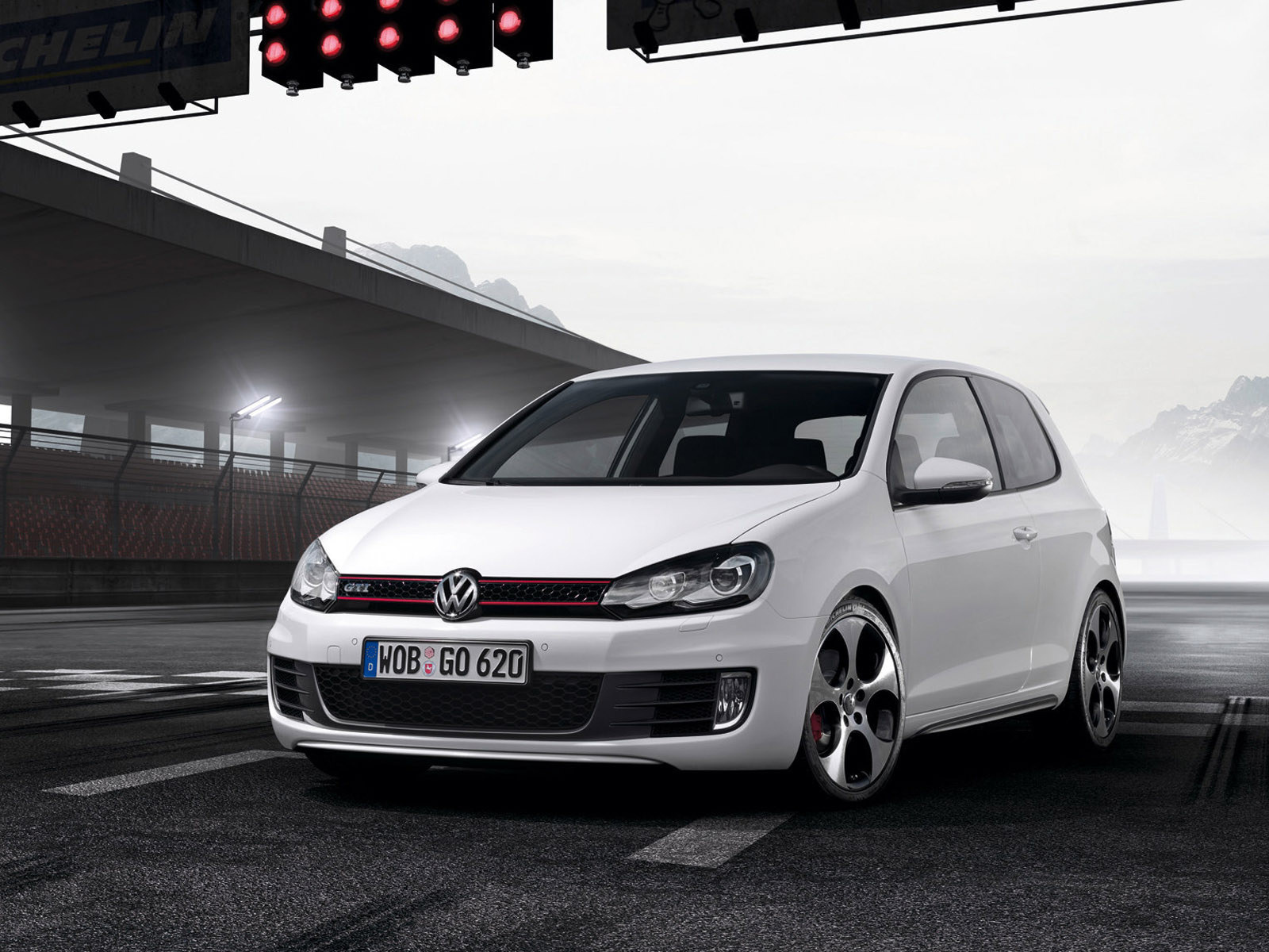 Автомобиль Golf GTI 2014 года на дороге