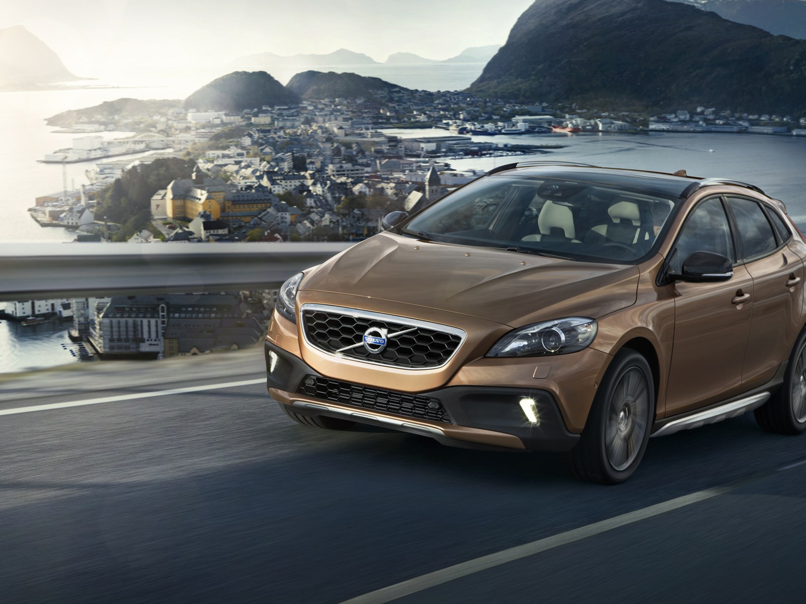 Красивый автомобиль Volvo v40 Cross country в Москве