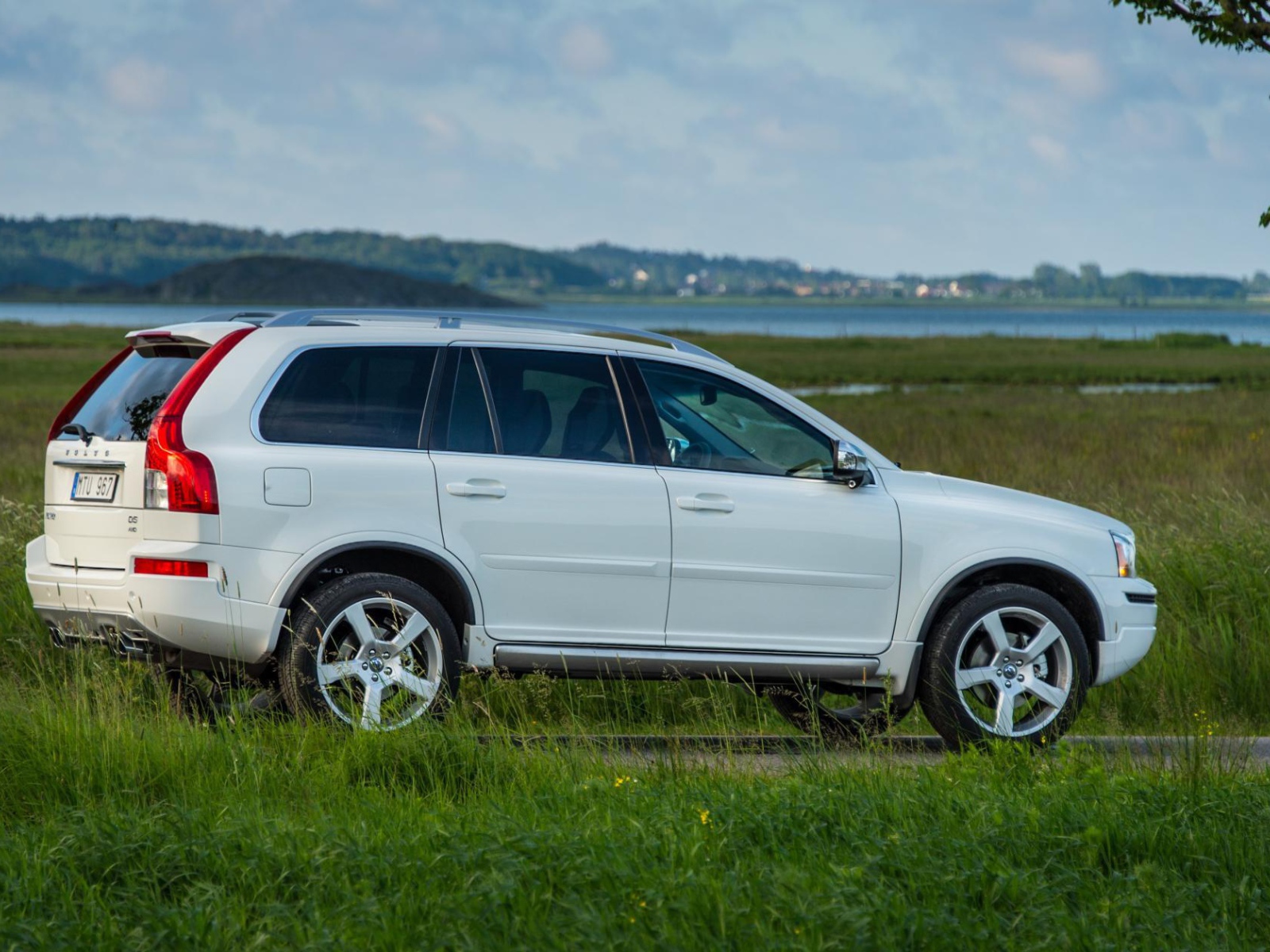  Автомобиль Volvo  xc90 2014 на дороге