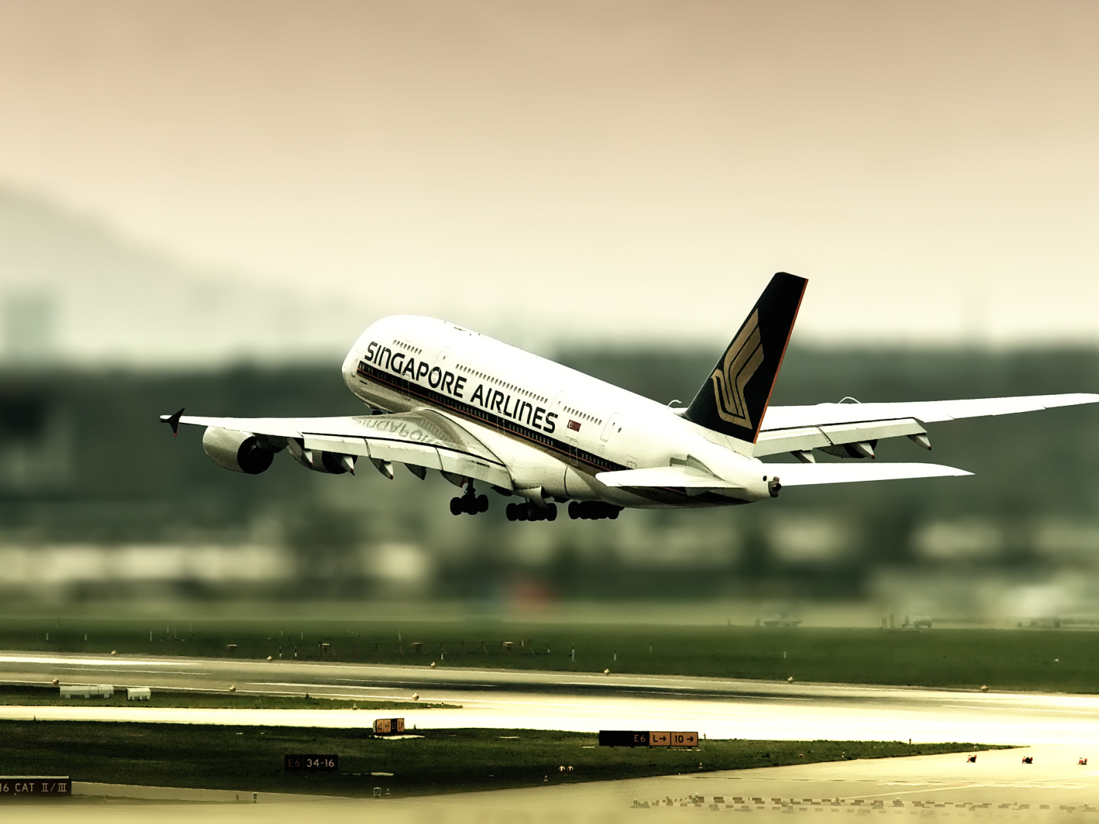 Взлет самолета из Сингапура