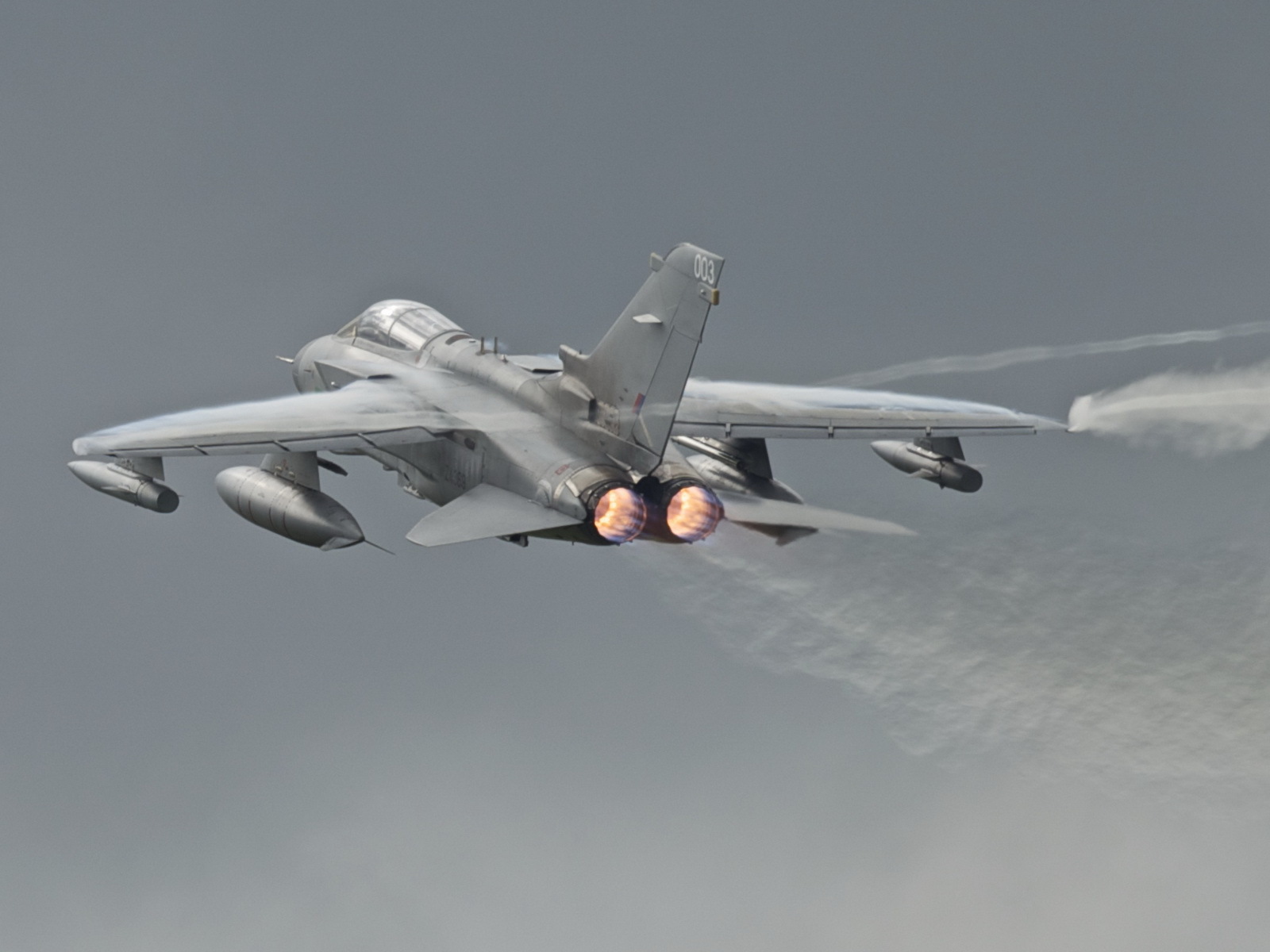 Самолет торнадо