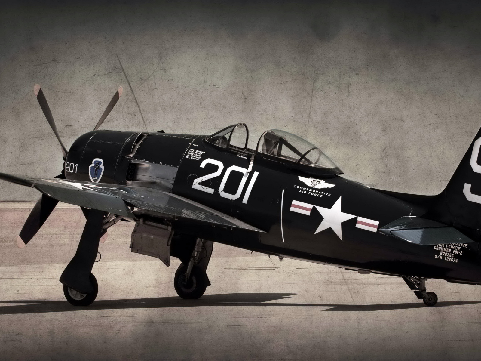 Самолет Ф-18 на стоянке