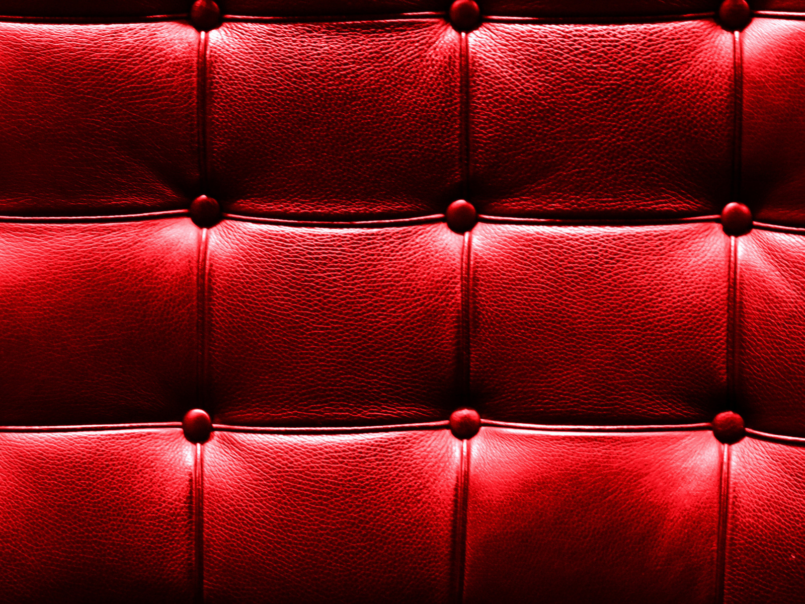 Красная обивка кожей