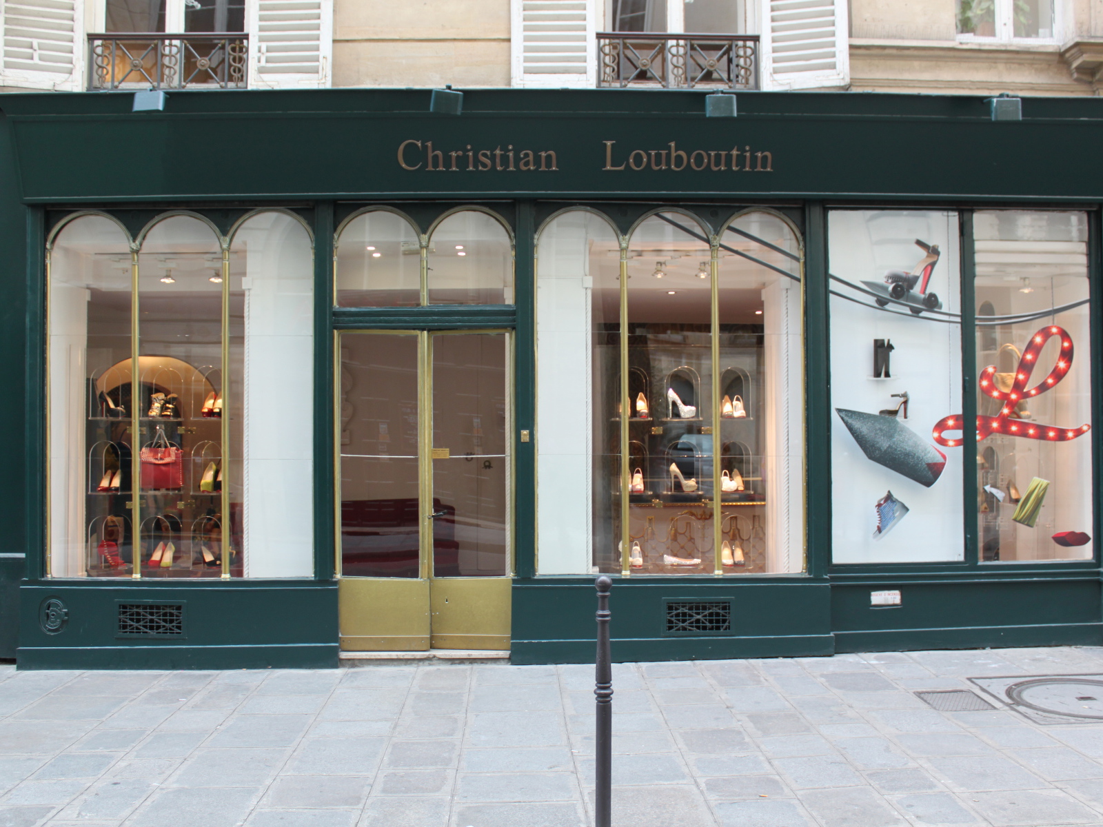 Бутик Christian Louboutin