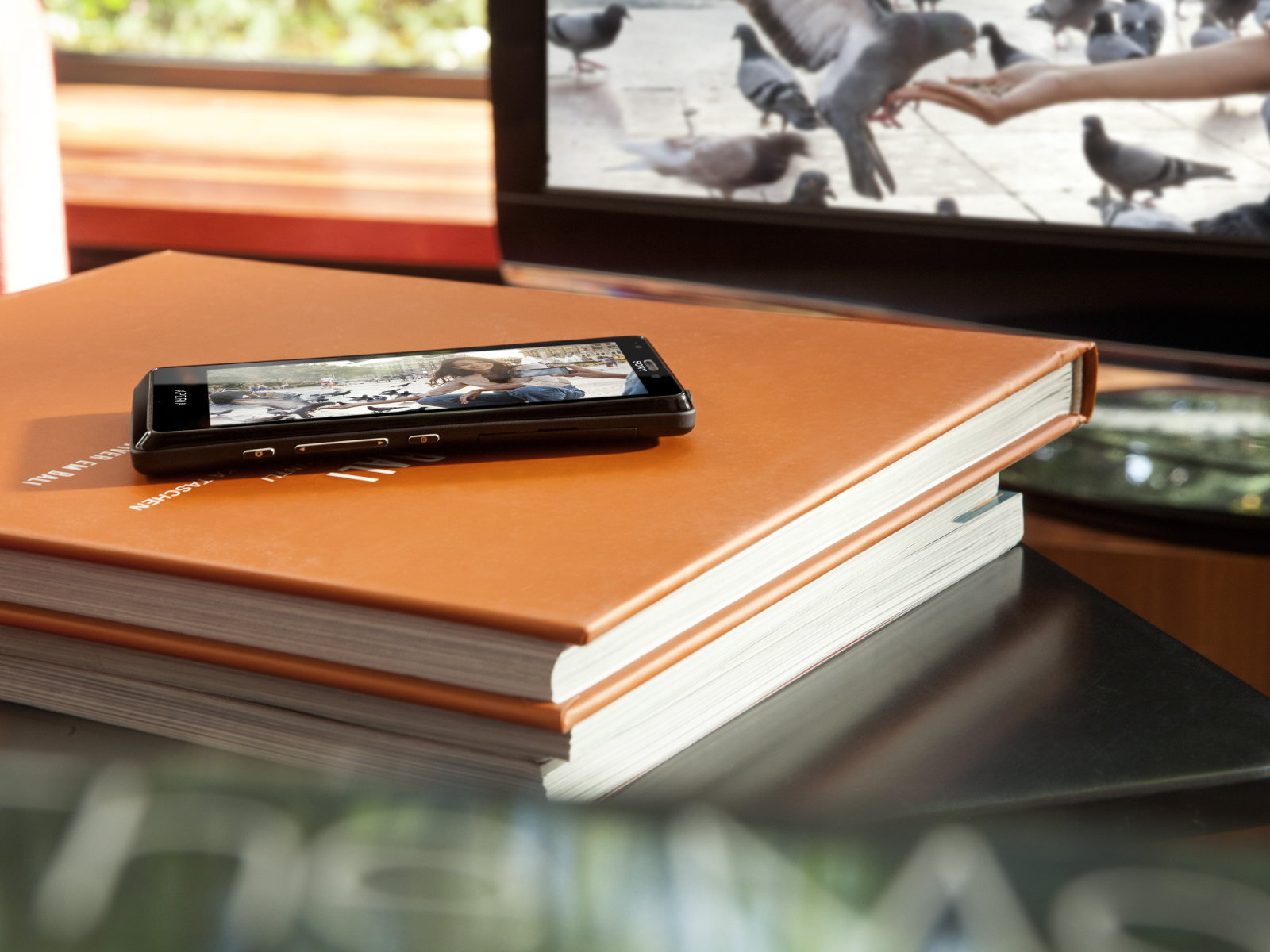 Мобильный телефон на книге