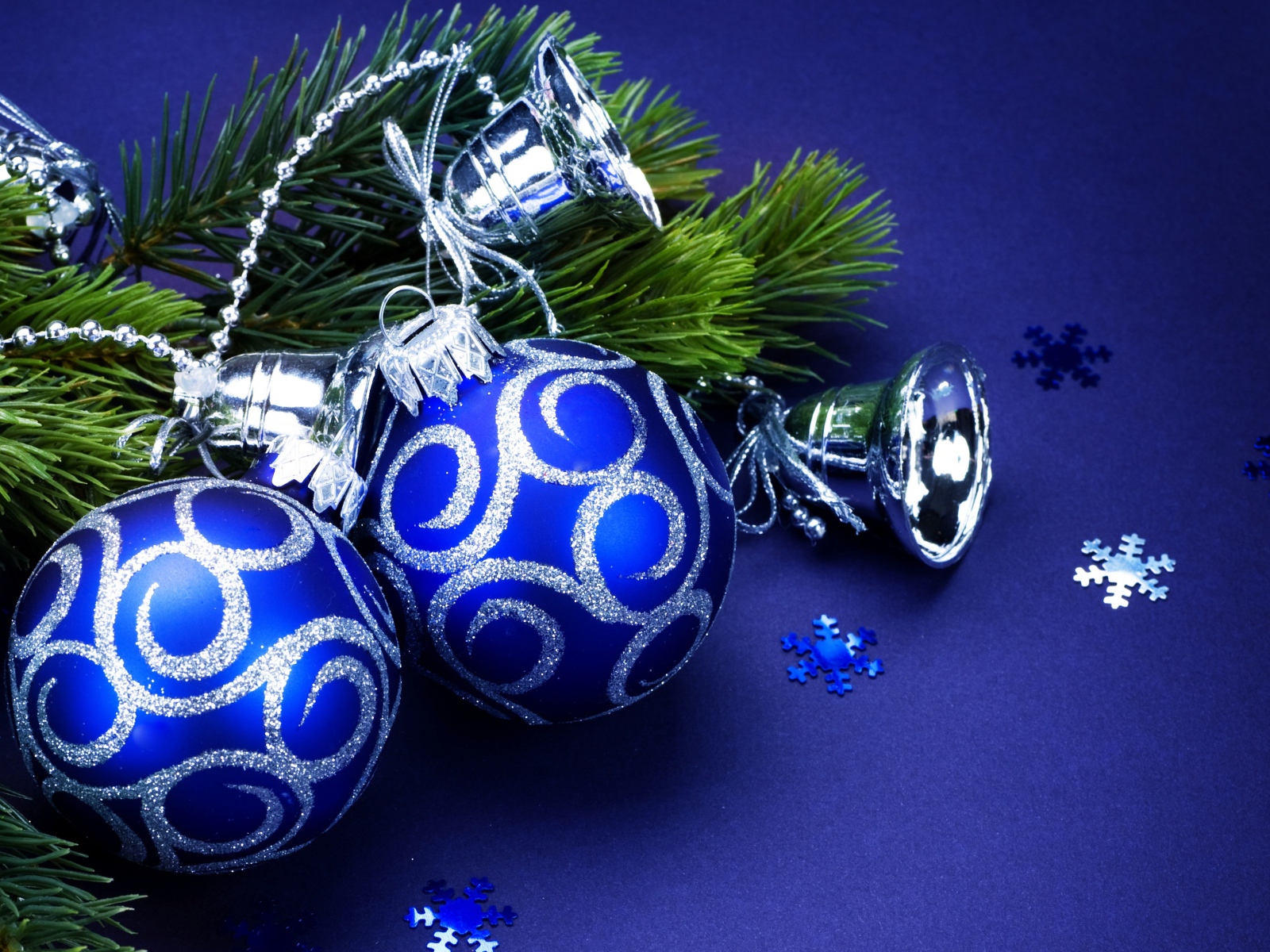 Новогодние шары и колокольчики