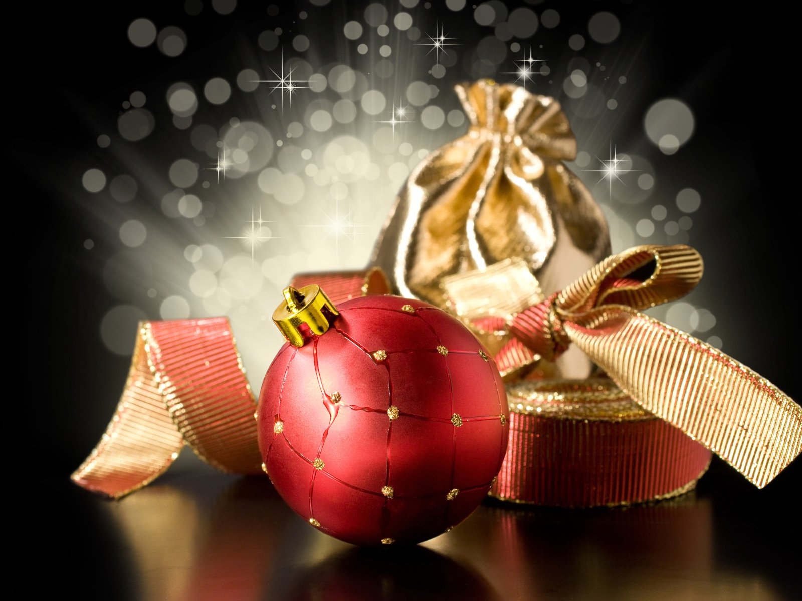 Красный шар и золотой бант