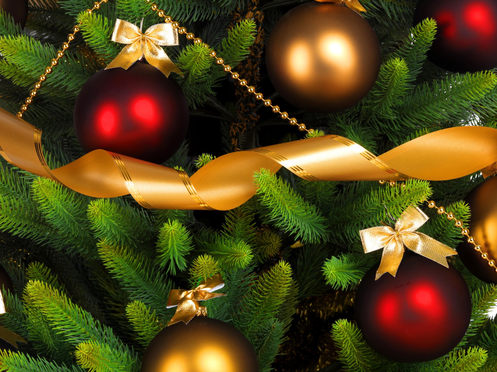 Красные шары на елке