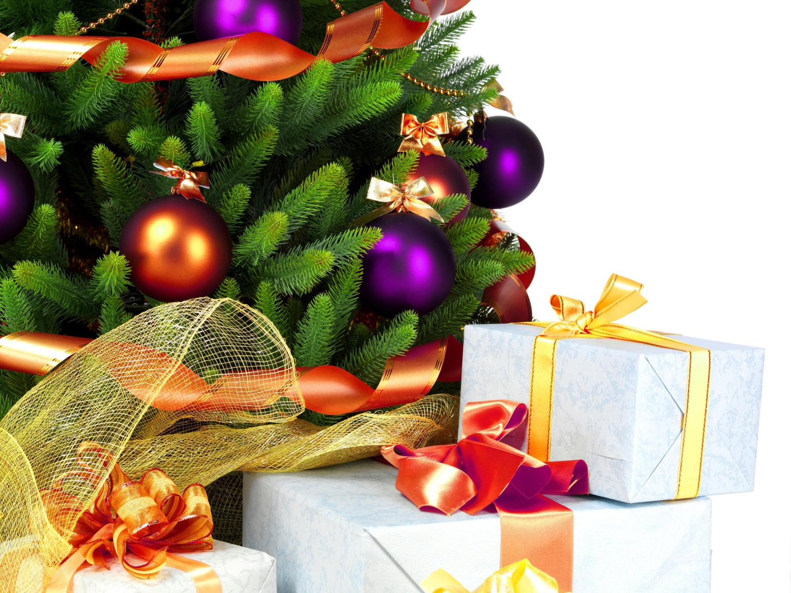 Подарки под елкой