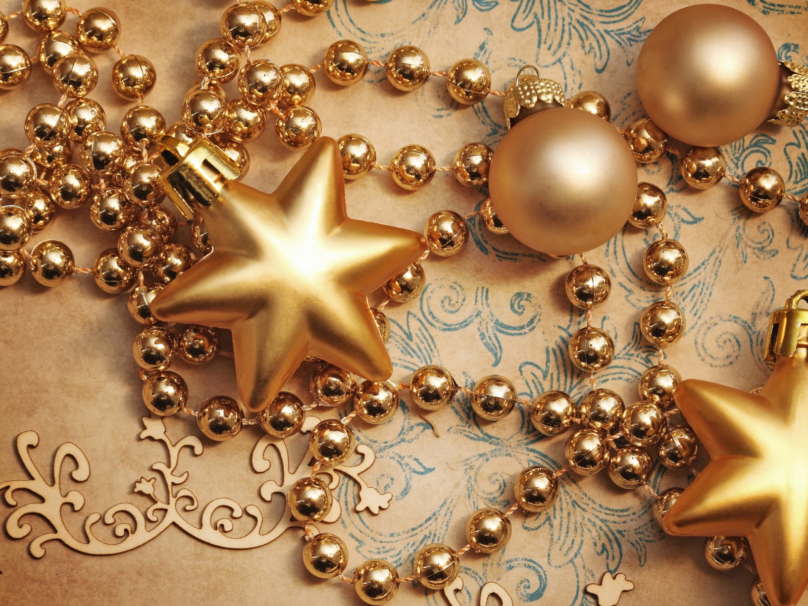 Золотые украшения на рождество