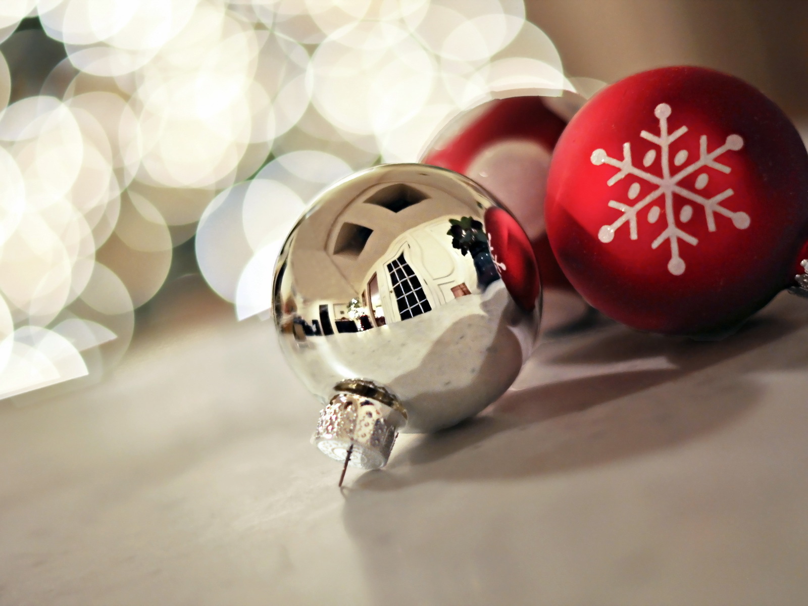 Белый шар на рождество