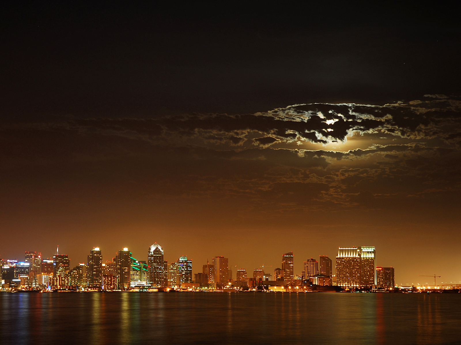 Луна за облаками