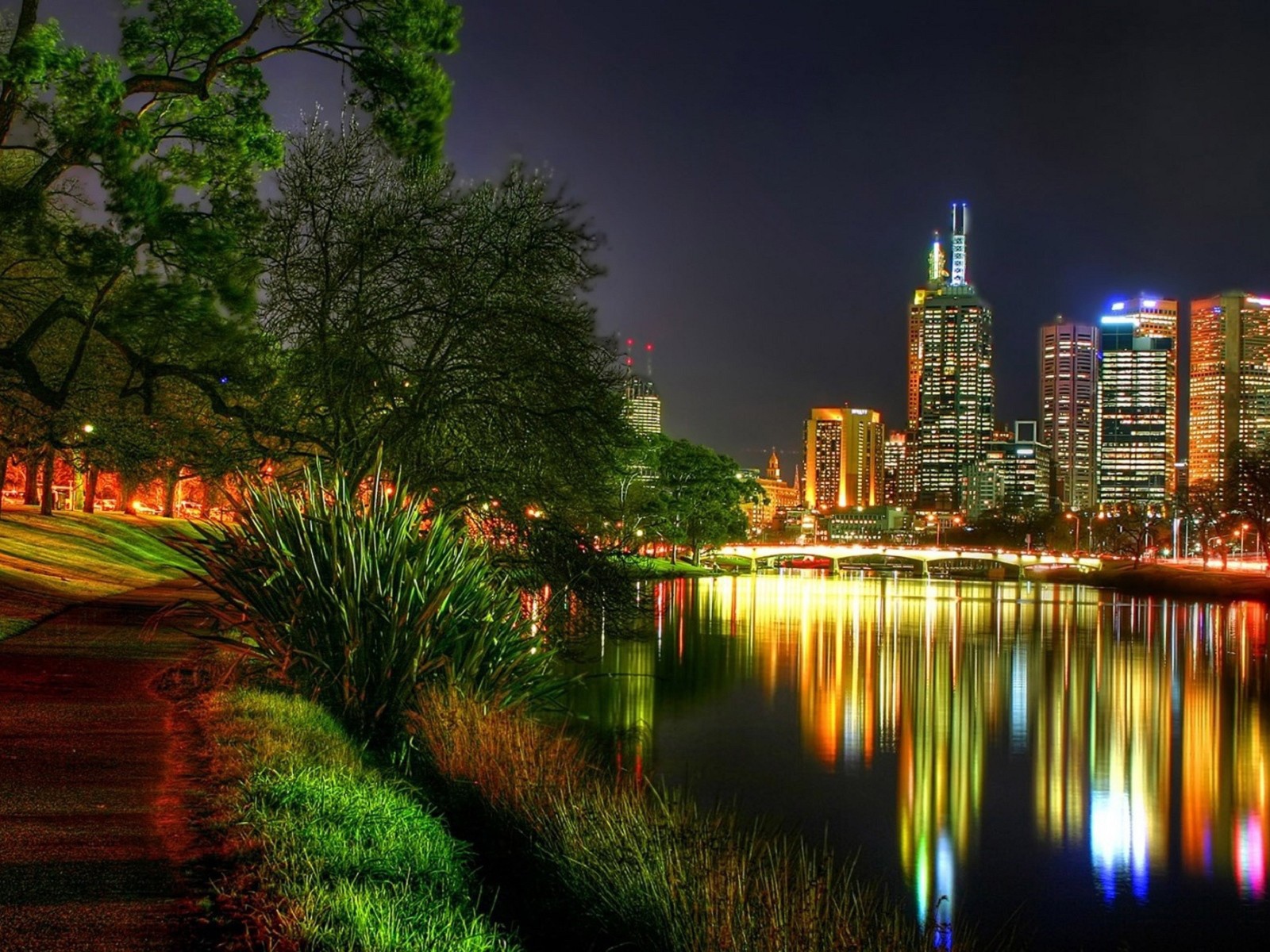 Огни города отражаются в реке