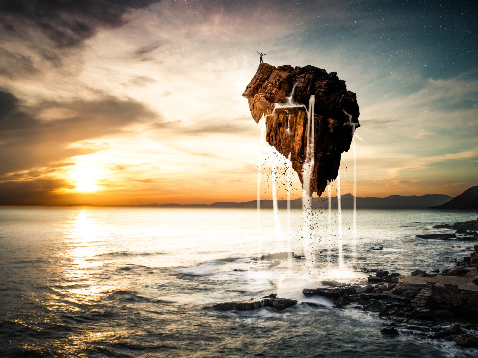 Человек стоит на скале