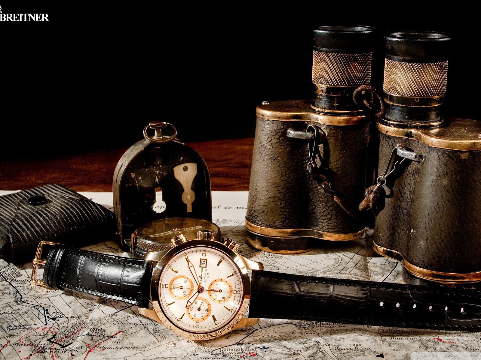 Бинокль и часы на карте