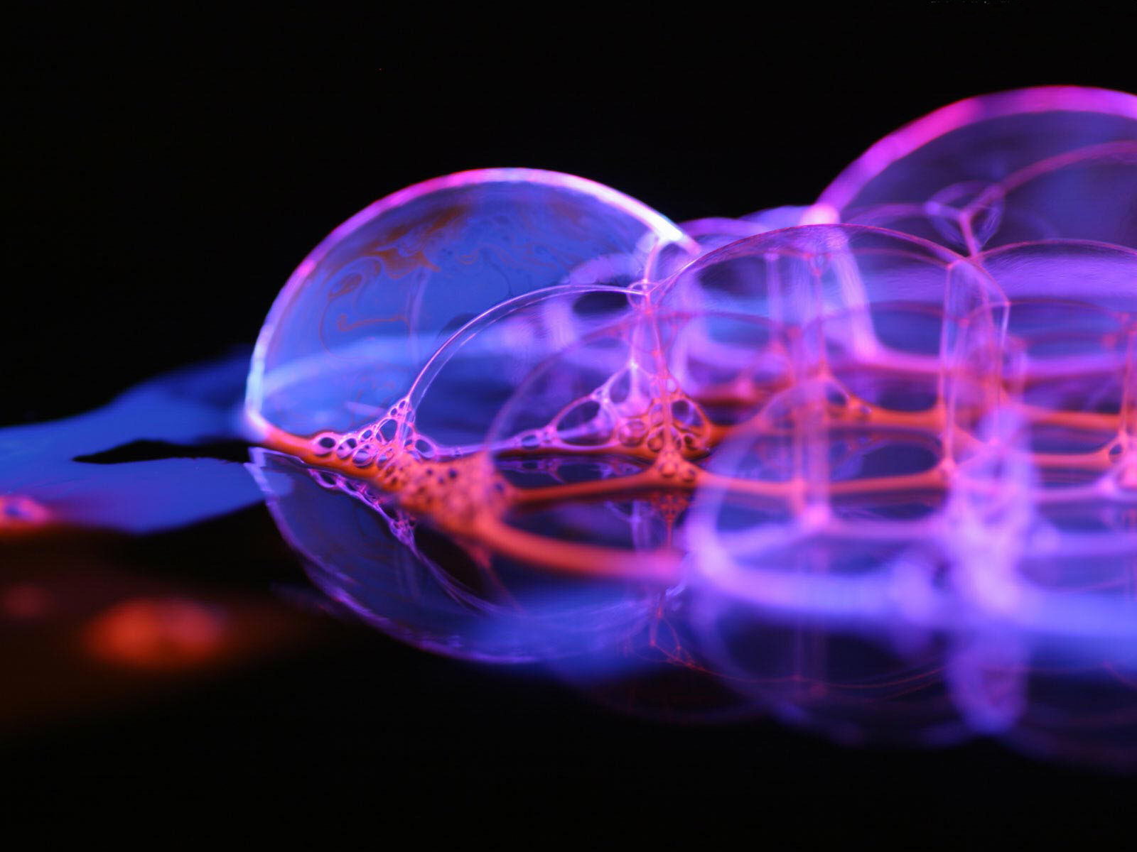 Синие мыльные пузыри