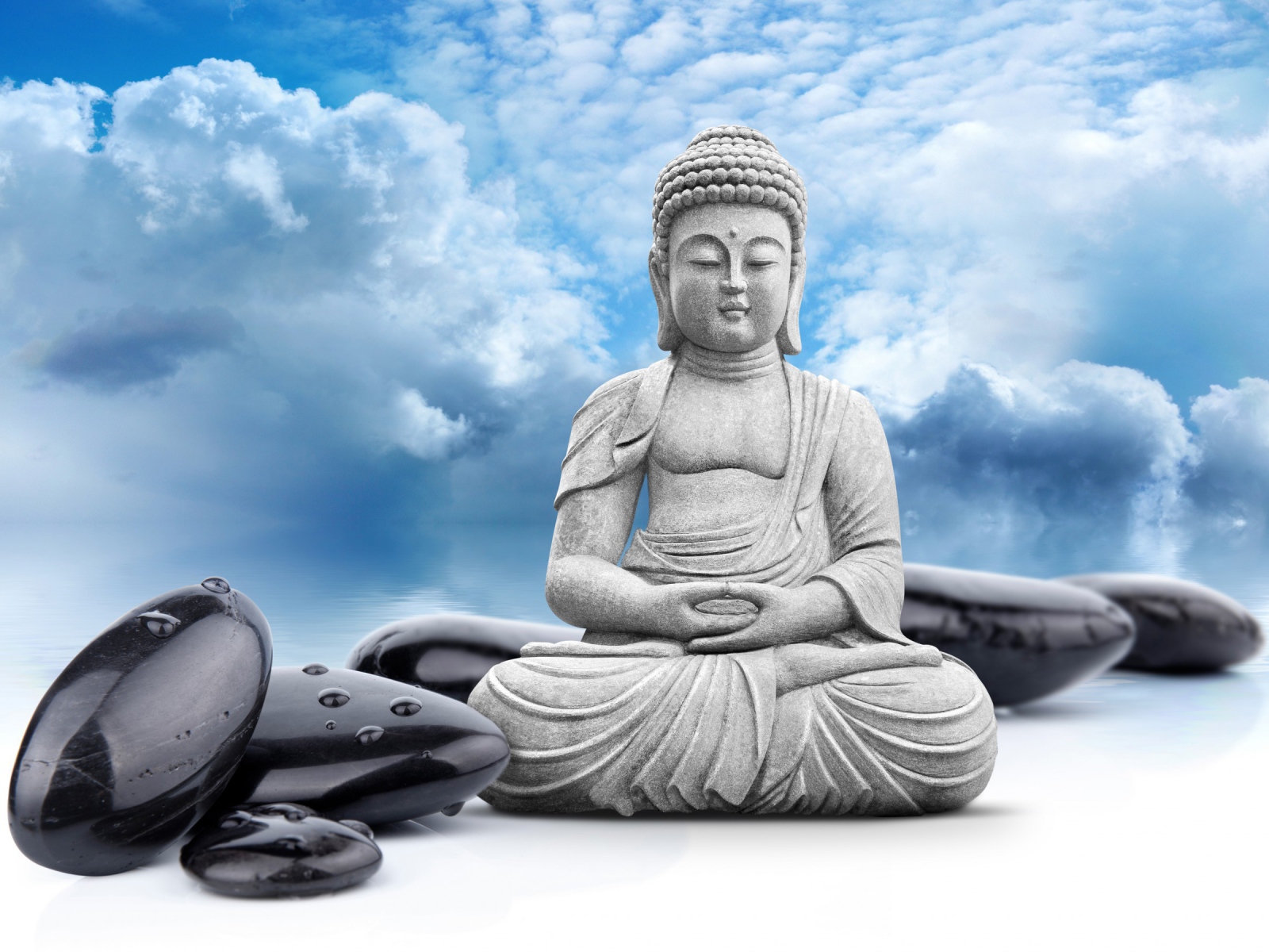 Будда на фоне черных камней