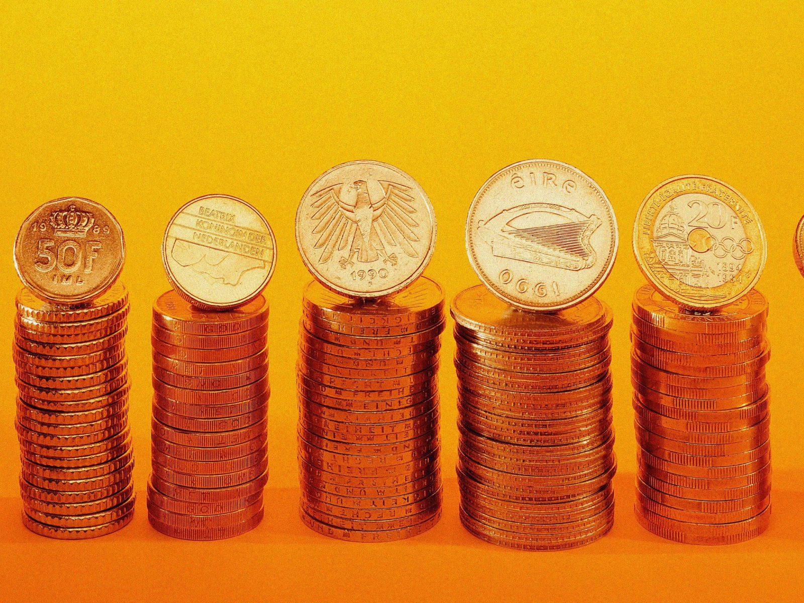 Золотые монеты в стопках