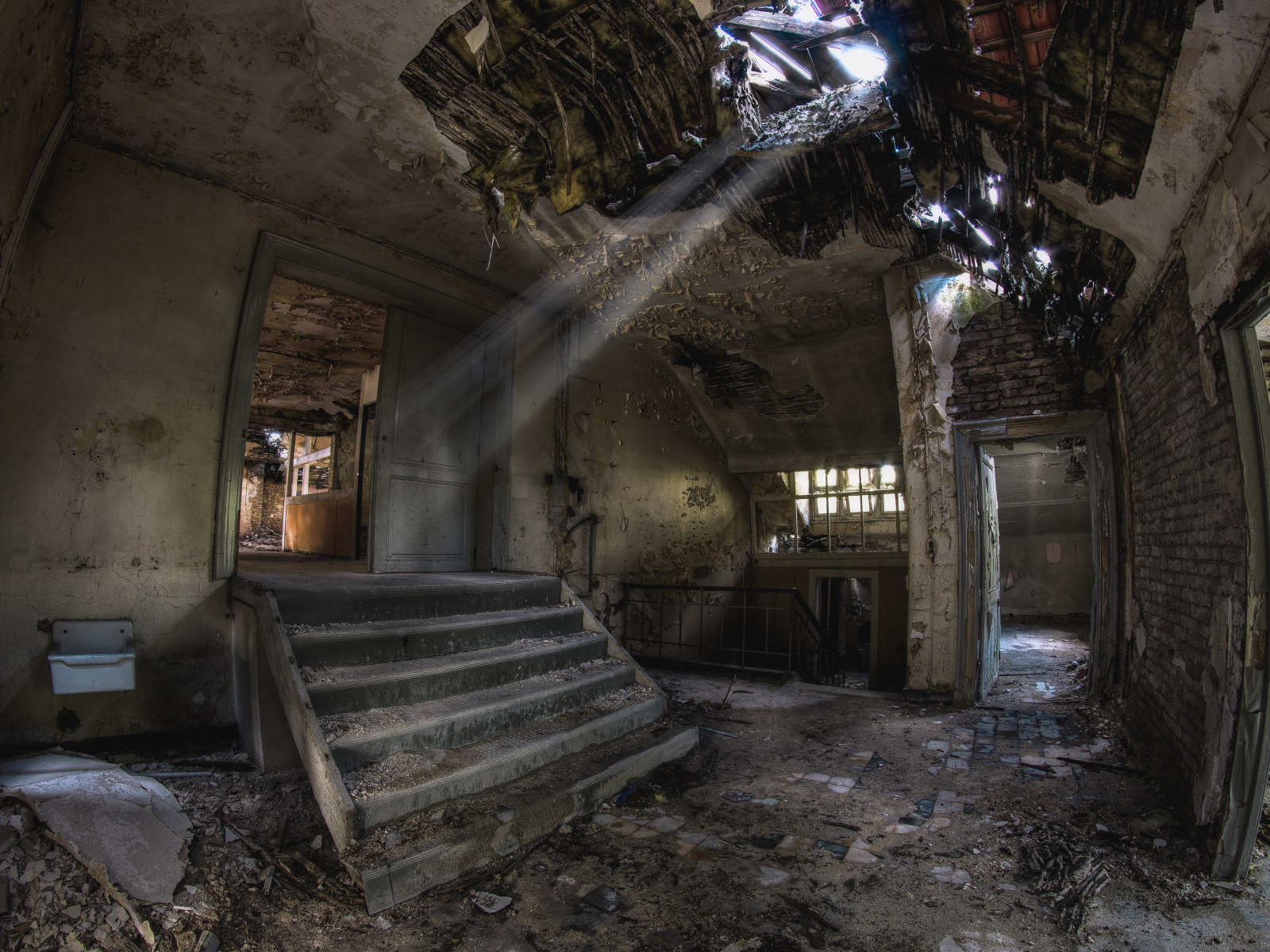 Разрушенный дом с дырой в потолке