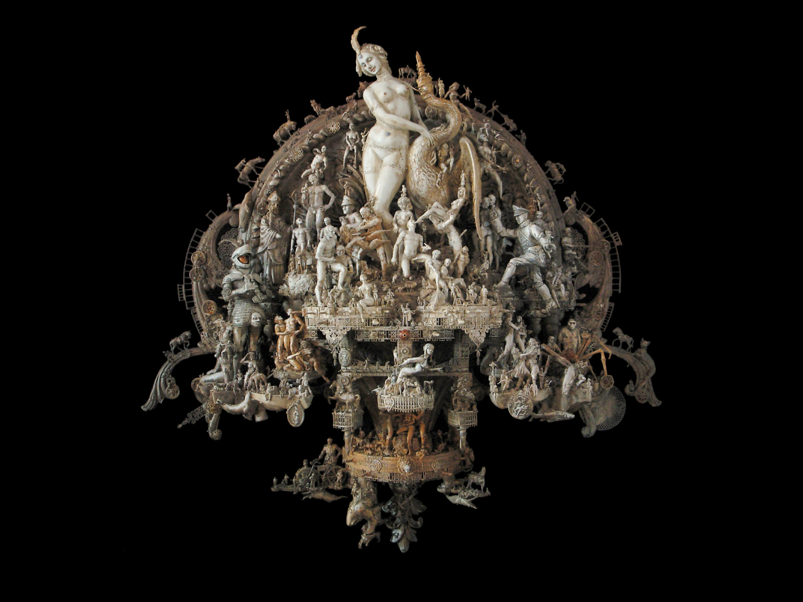 Скульптуры на черном фоне