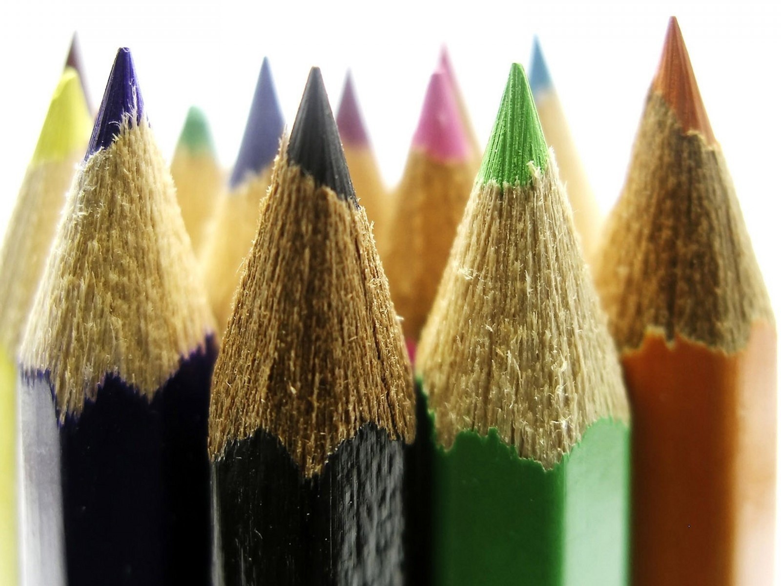 Заточенные цветные карандаши