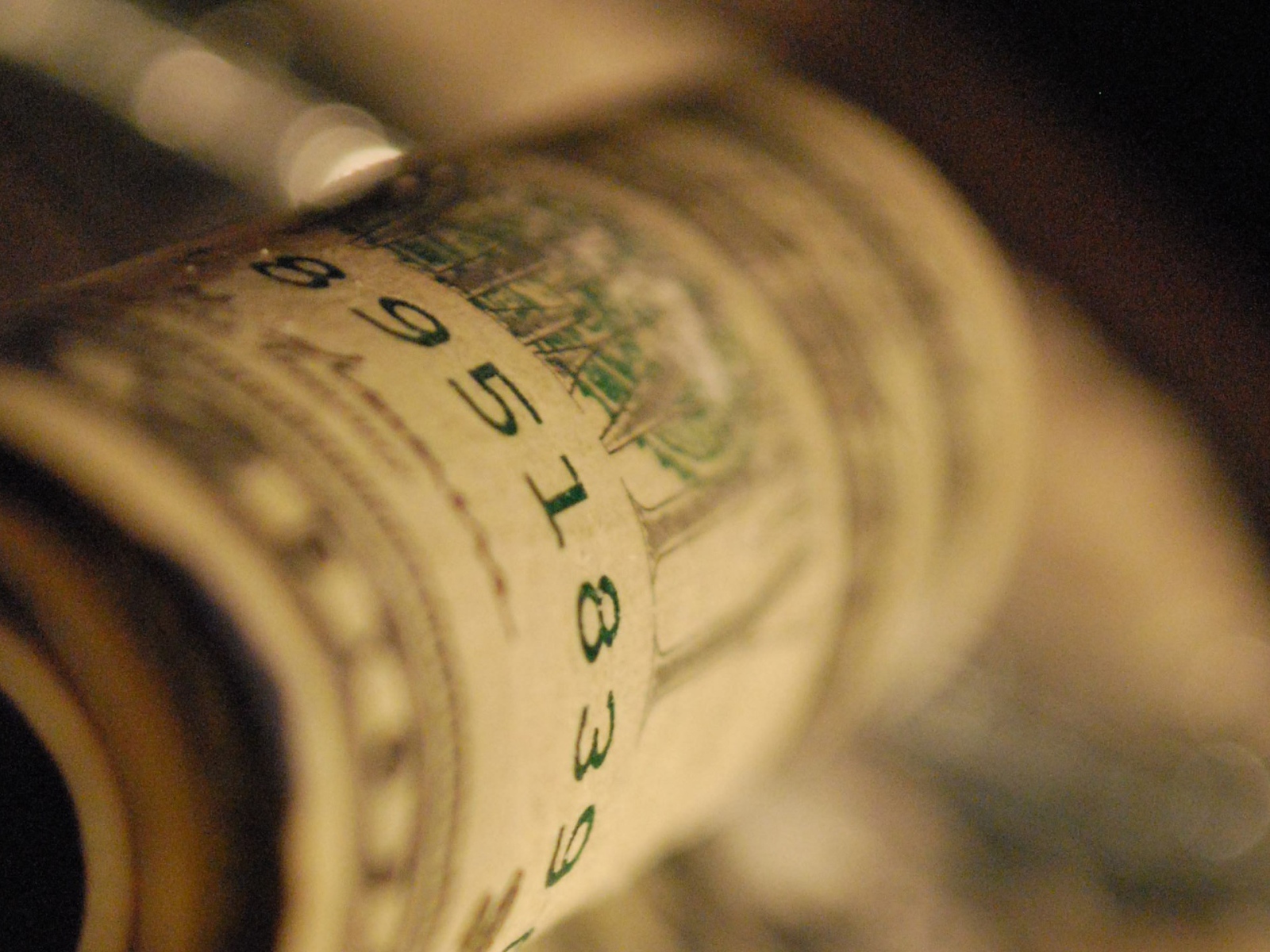 Доллар скрученный в рулон