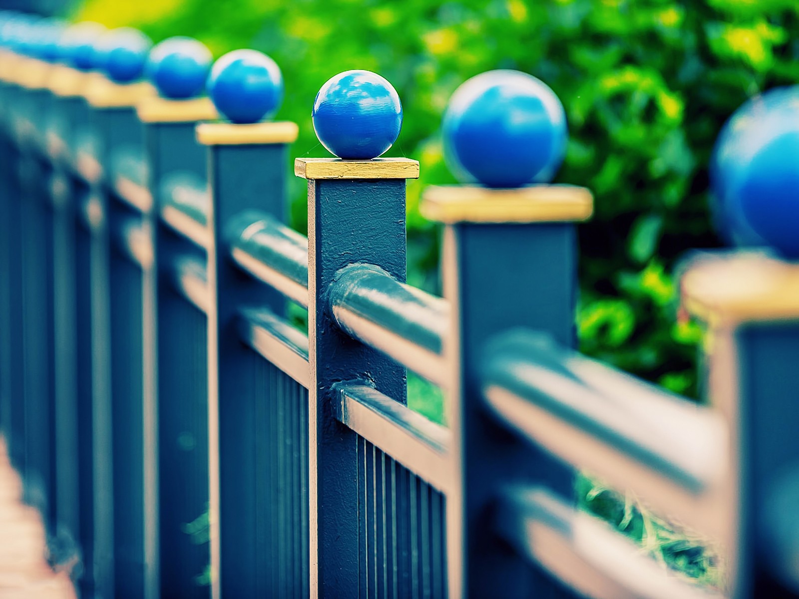 Синий забор с шариками