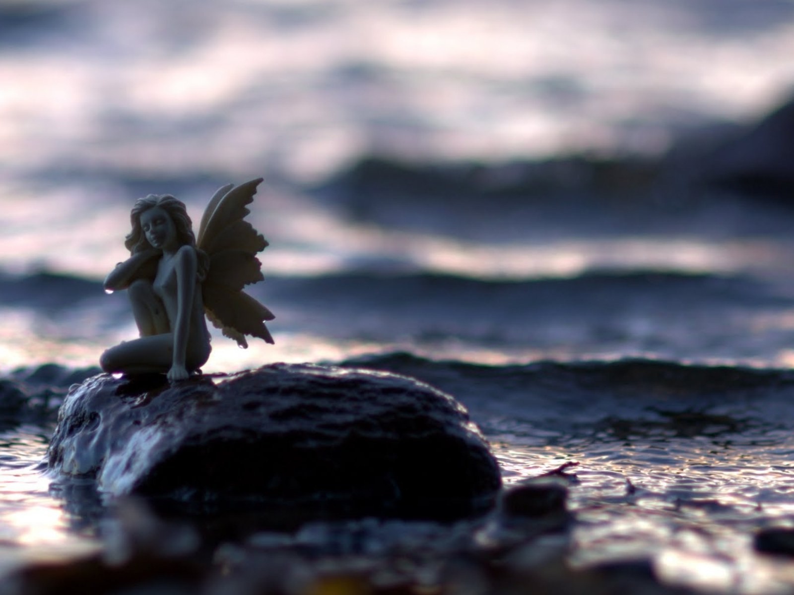 Статуэтка ангела на камне